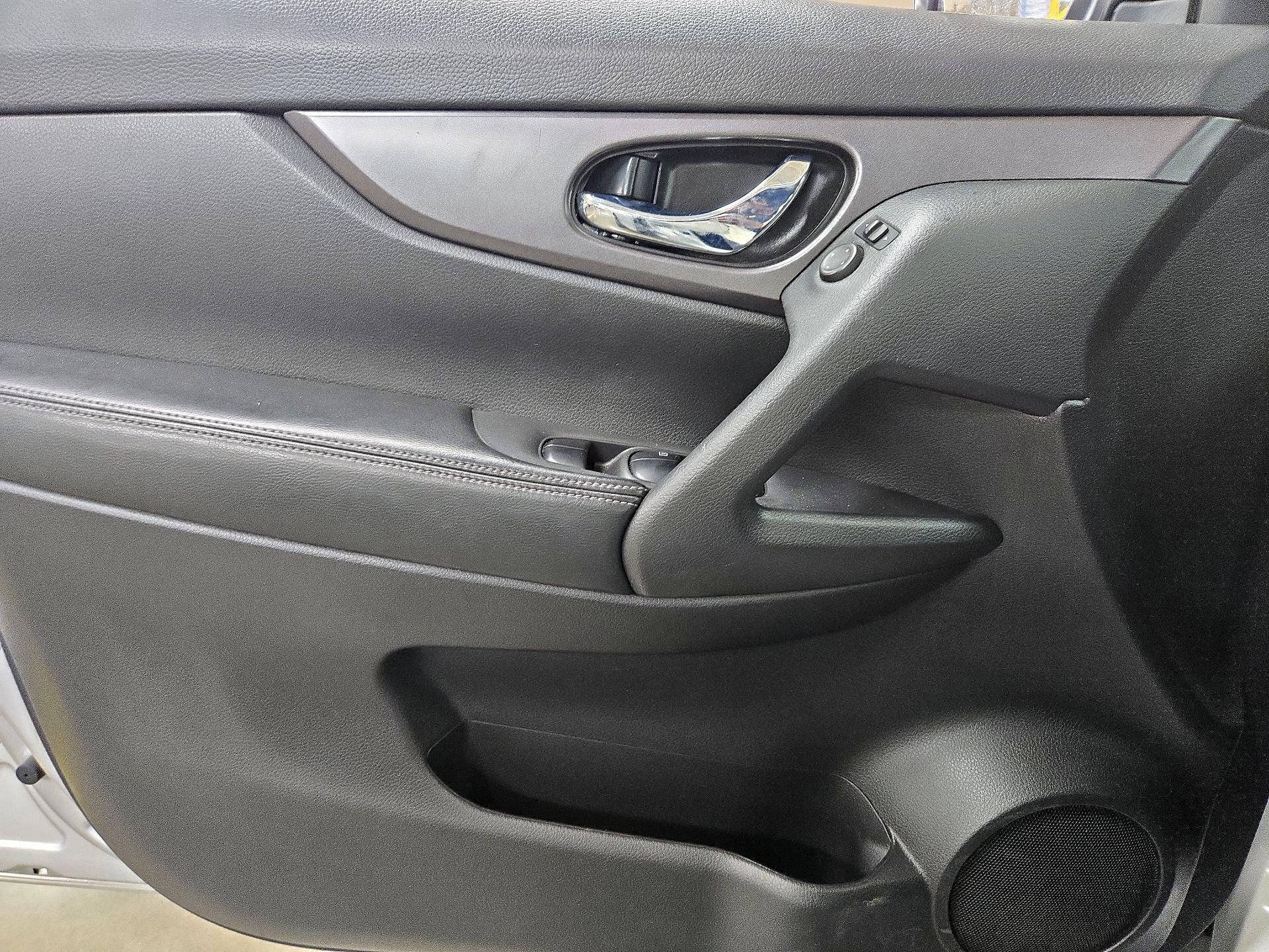 Thumbnail: 2016 Nissan Rogue - 12