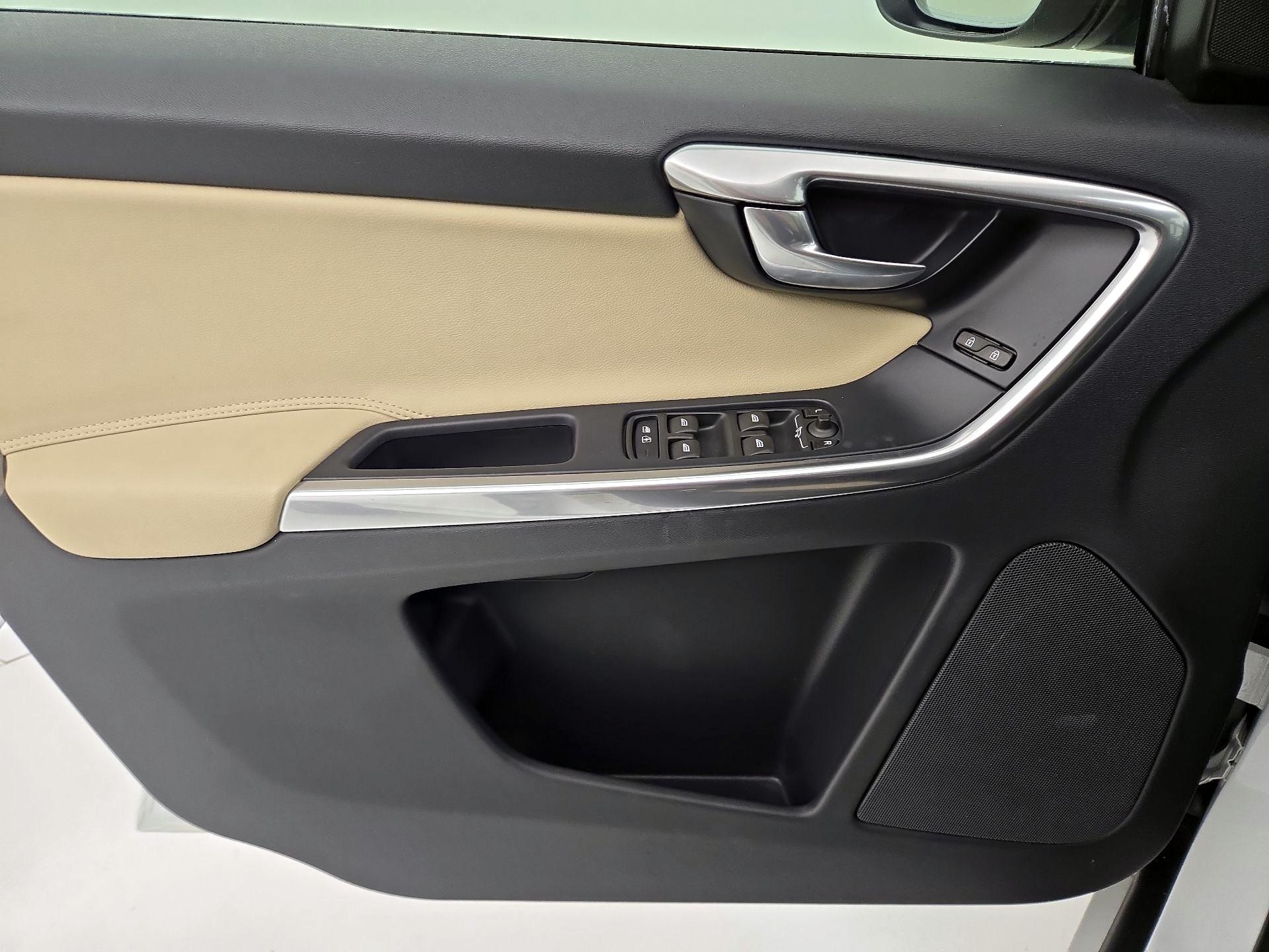 Thumbnail: 2016 Volvo XC60 - 12