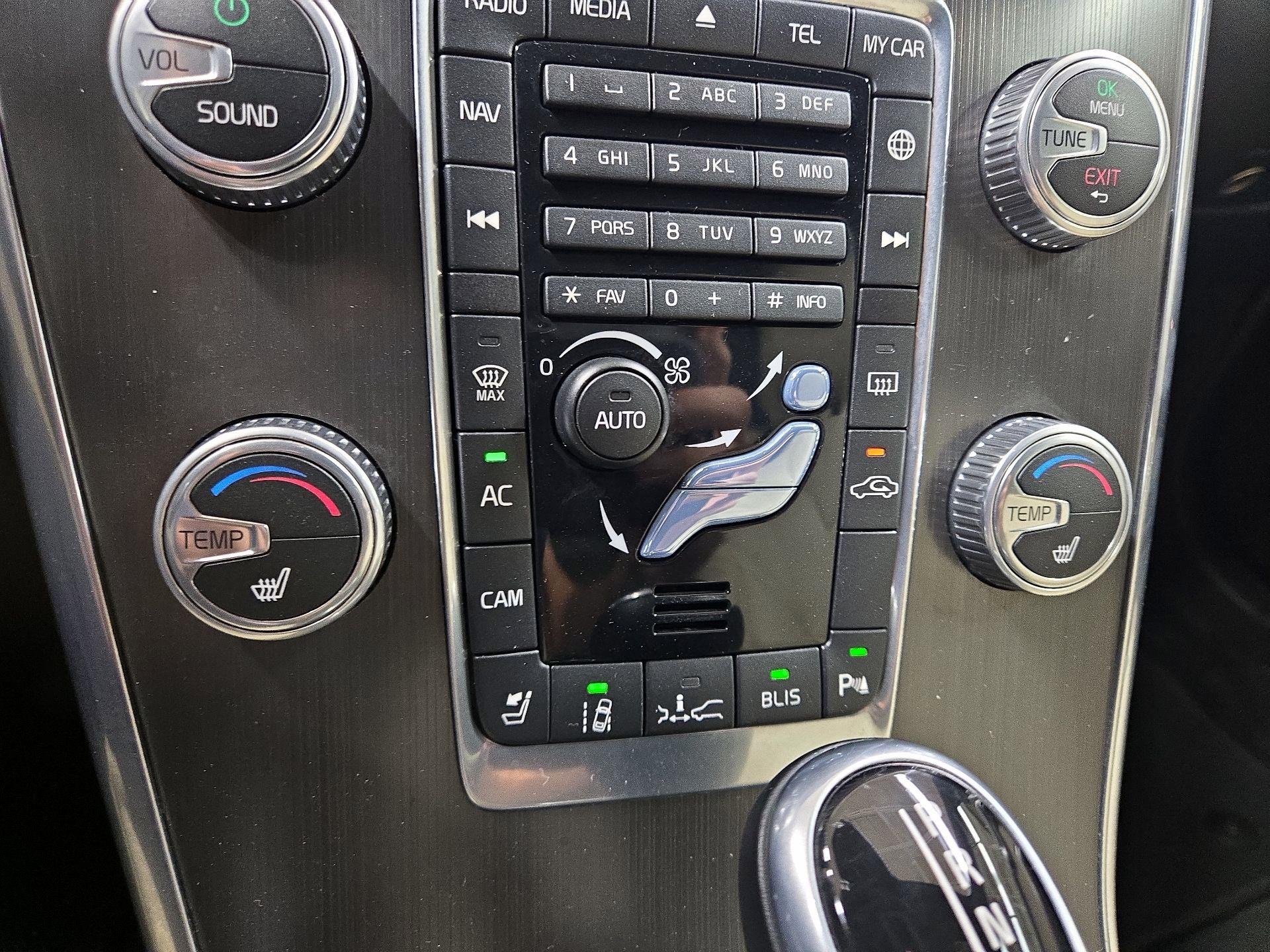 Thumbnail: 2016 Volvo XC60 - 17