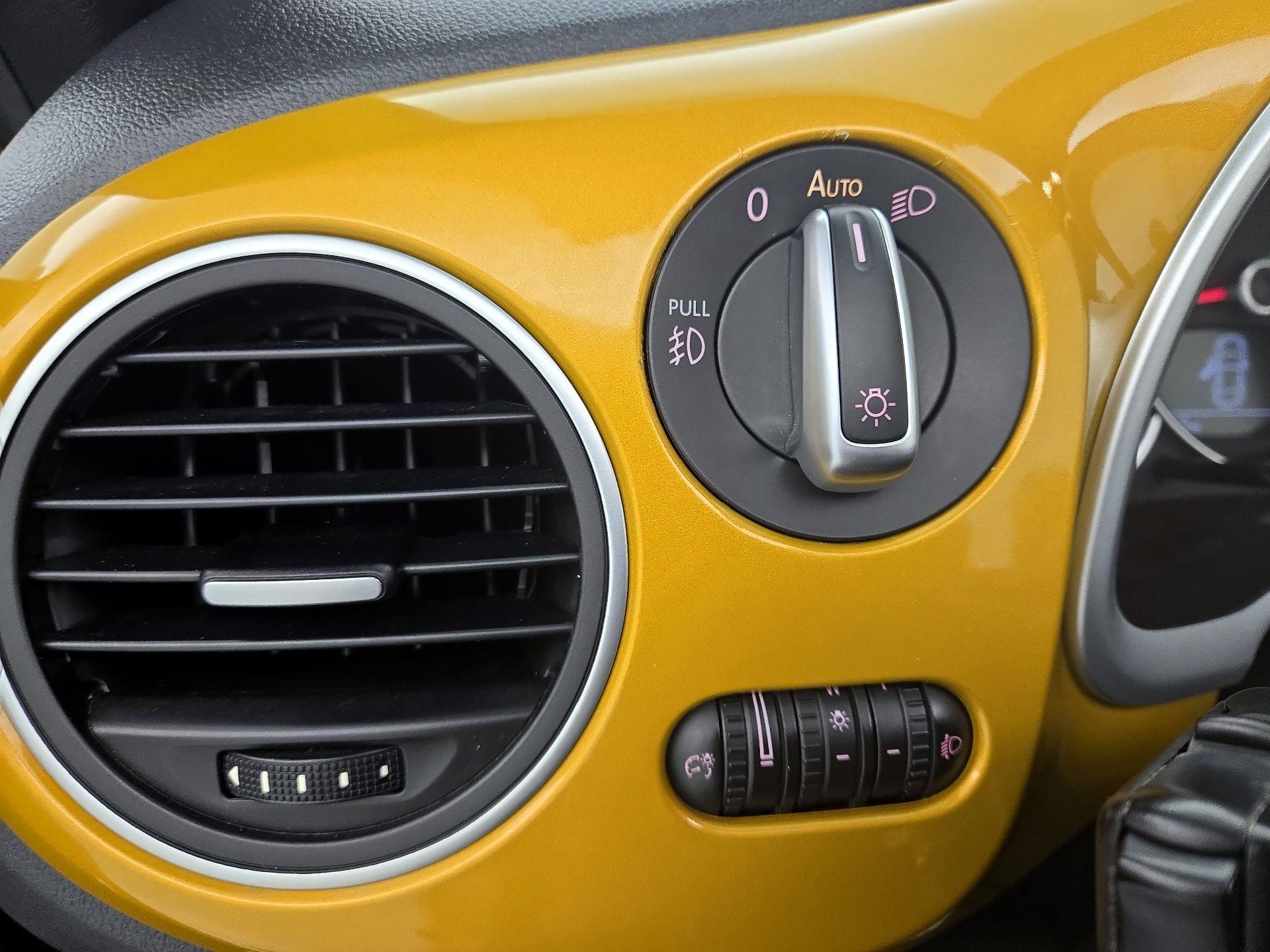 Thumbnail: 2017 Volkswagen Beetle - 13