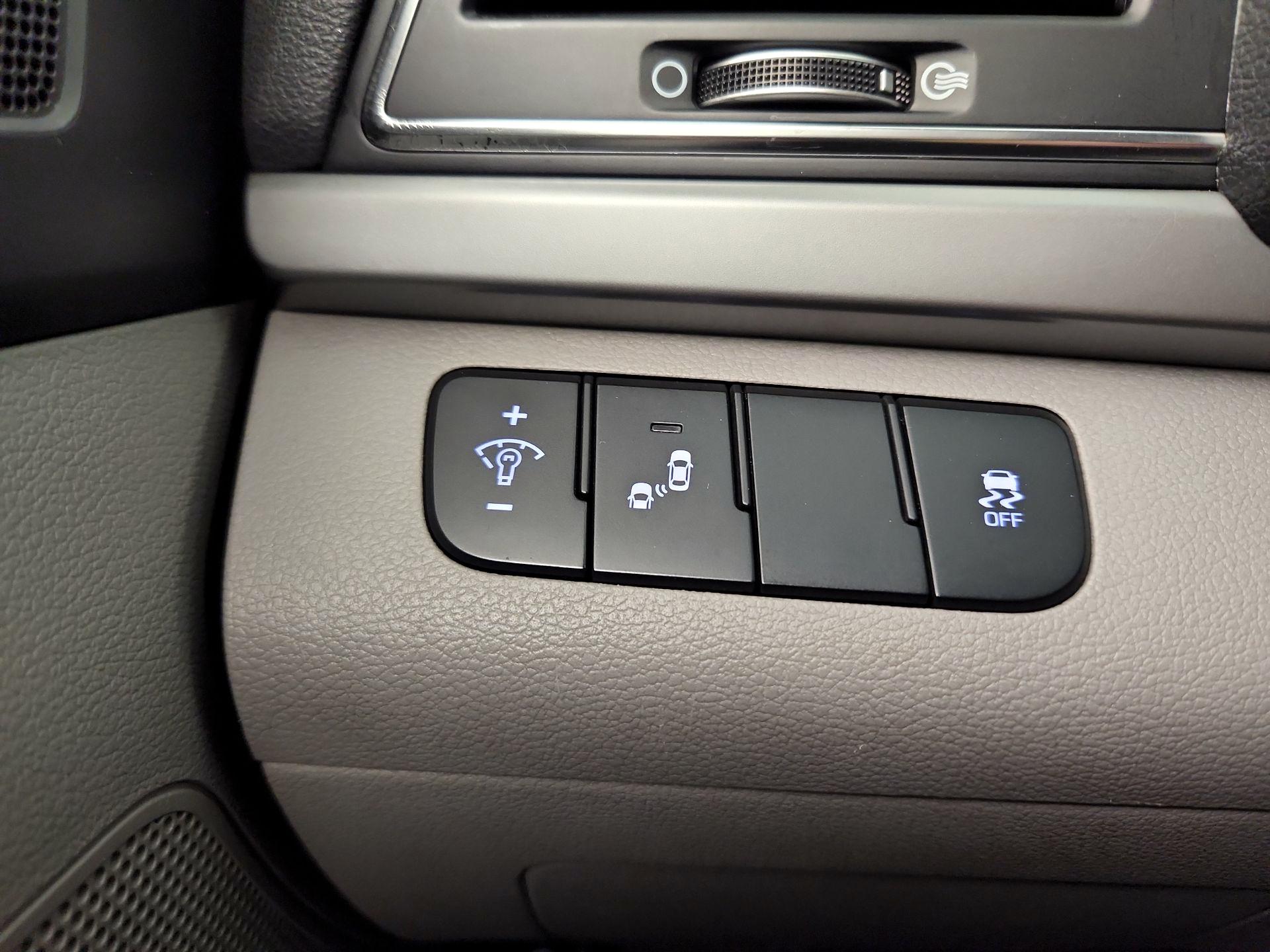 Thumbnail: 2017 Hyundai Elantra - 13