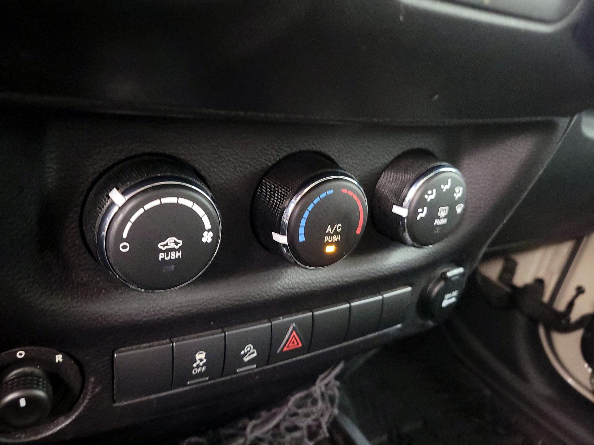 Thumbnail: 2016 Jeep Wrangler - 14