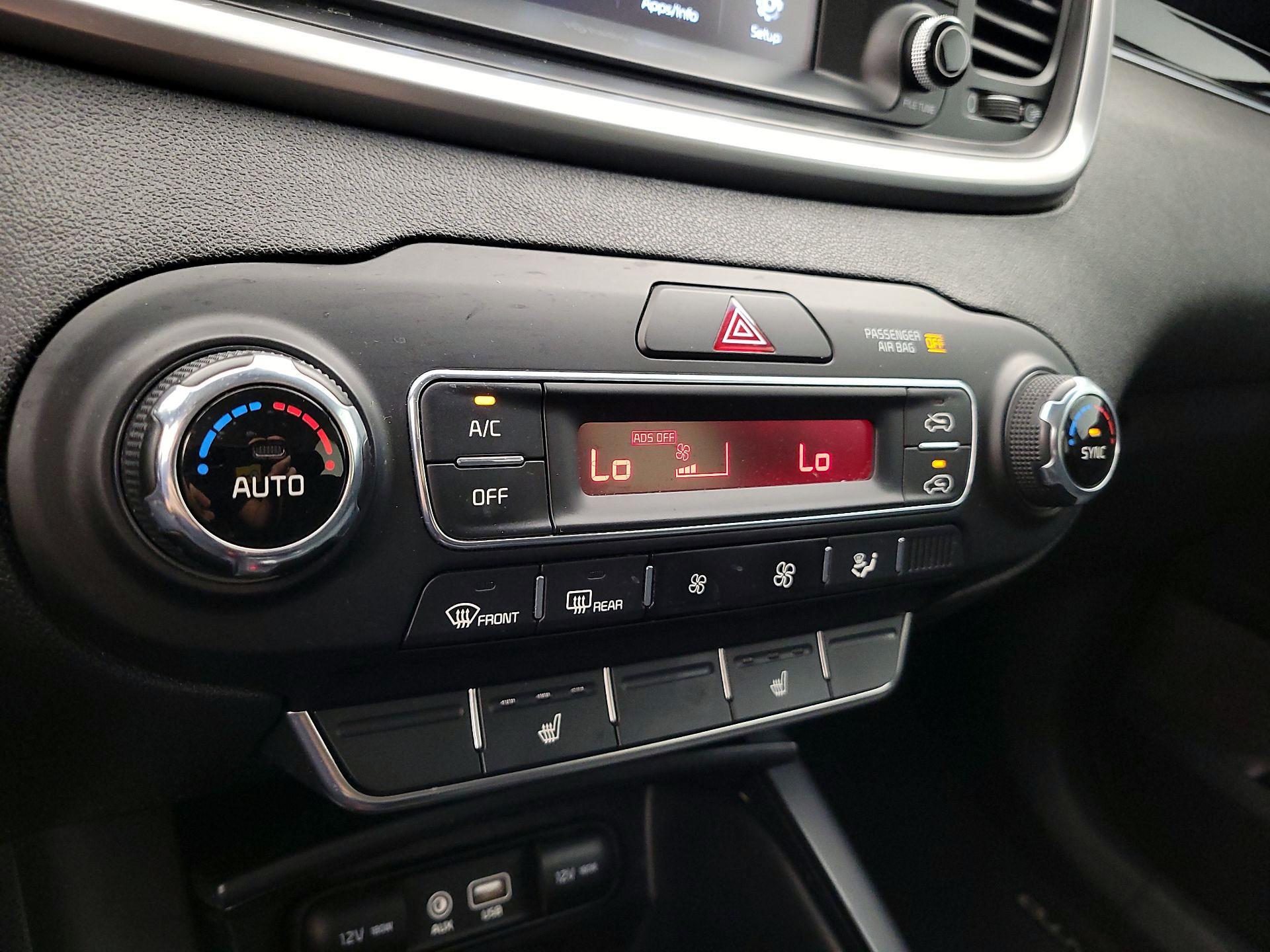 Thumbnail: 2019 Kia Sorento - 16