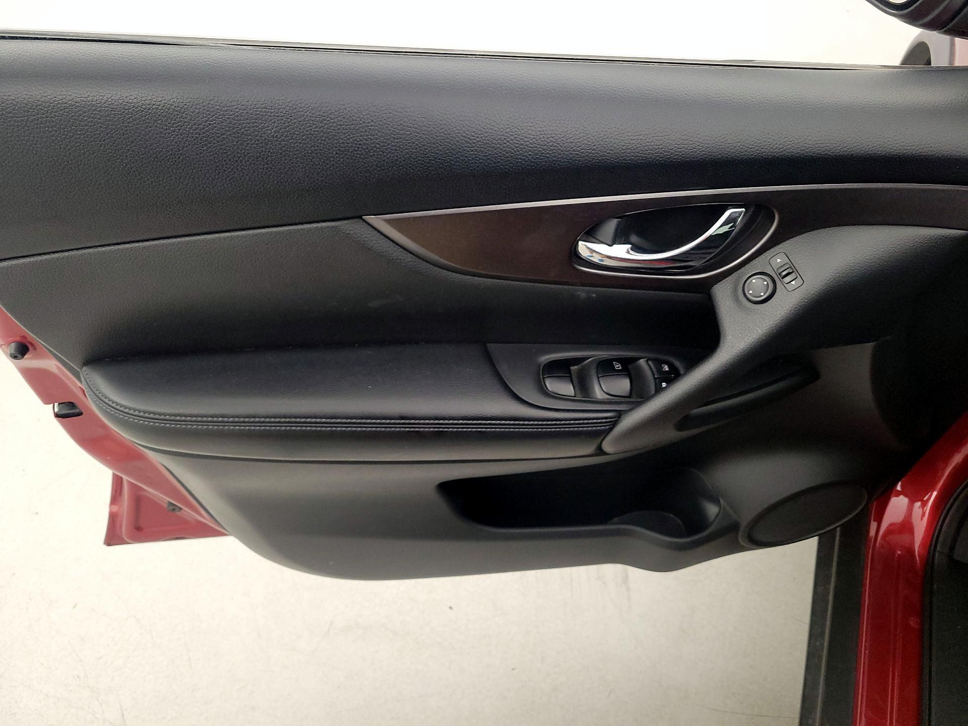 Thumbnail: 2016 Nissan Rogue - 12