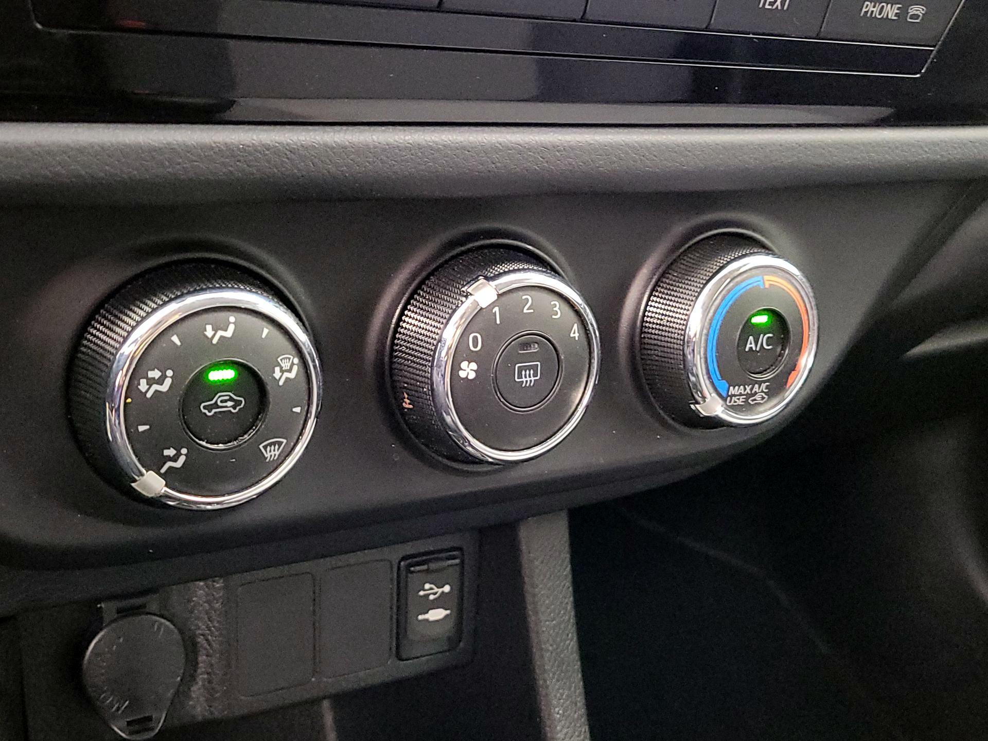 Thumbnail: 2015 Toyota Corolla - 15