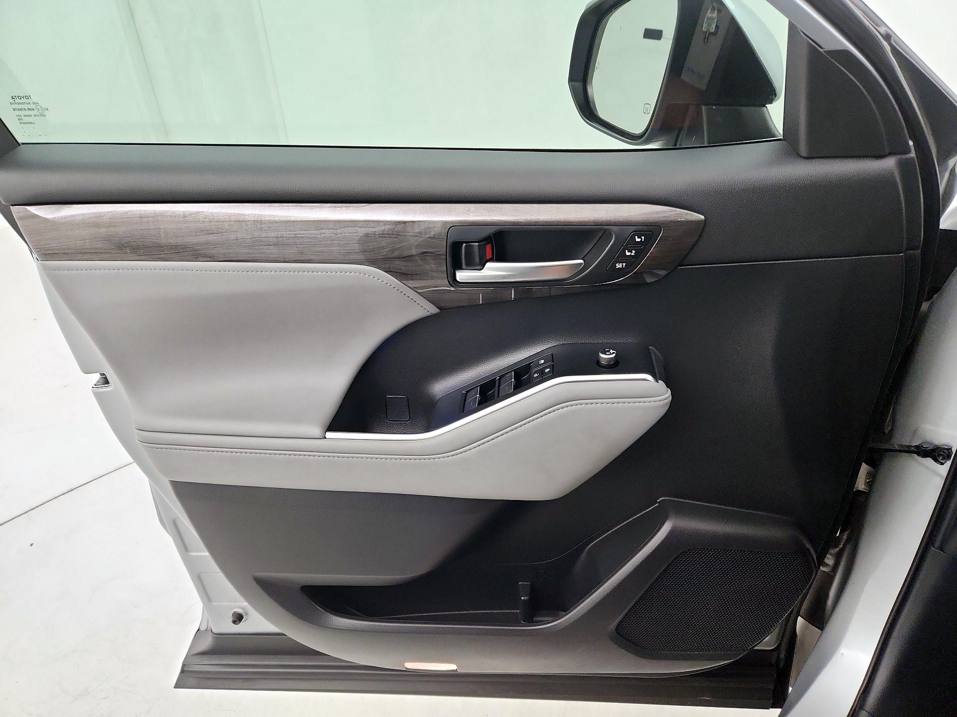 Thumbnail: 2021 Toyota Highlander - 12