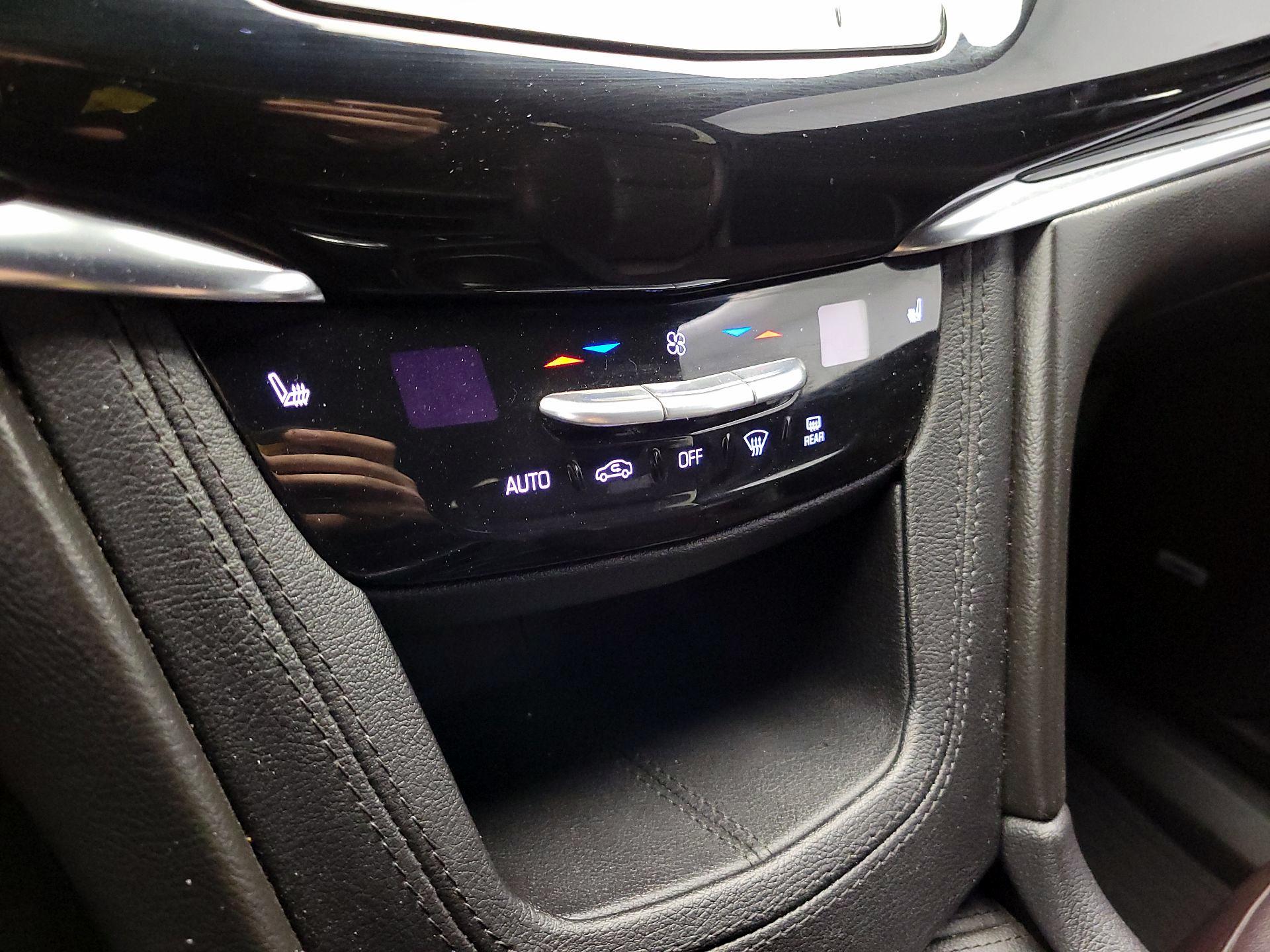 Thumbnail: 2020 Cadillac XT6 - 16
