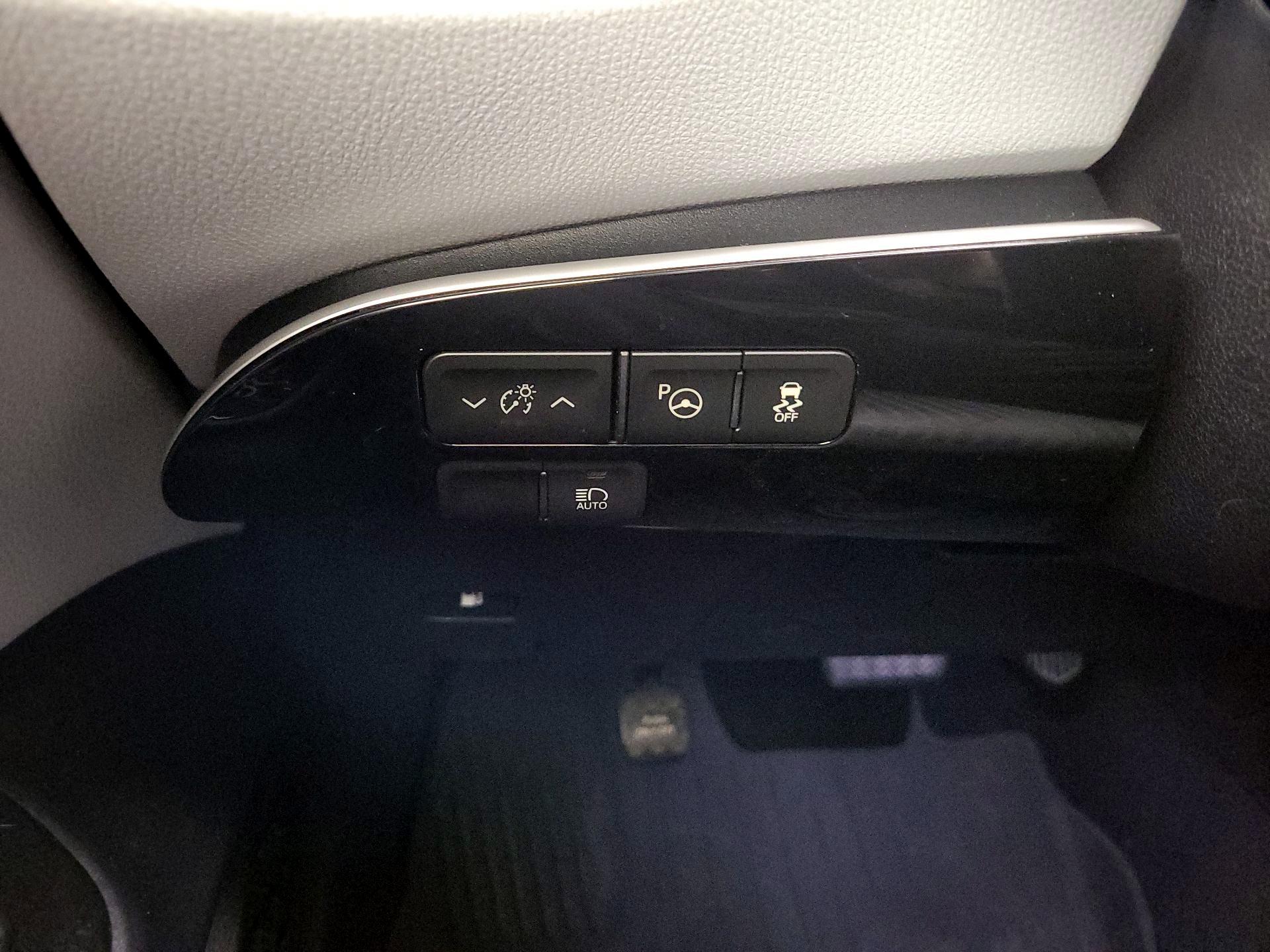Thumbnail: 2017 Toyota Prius - 13