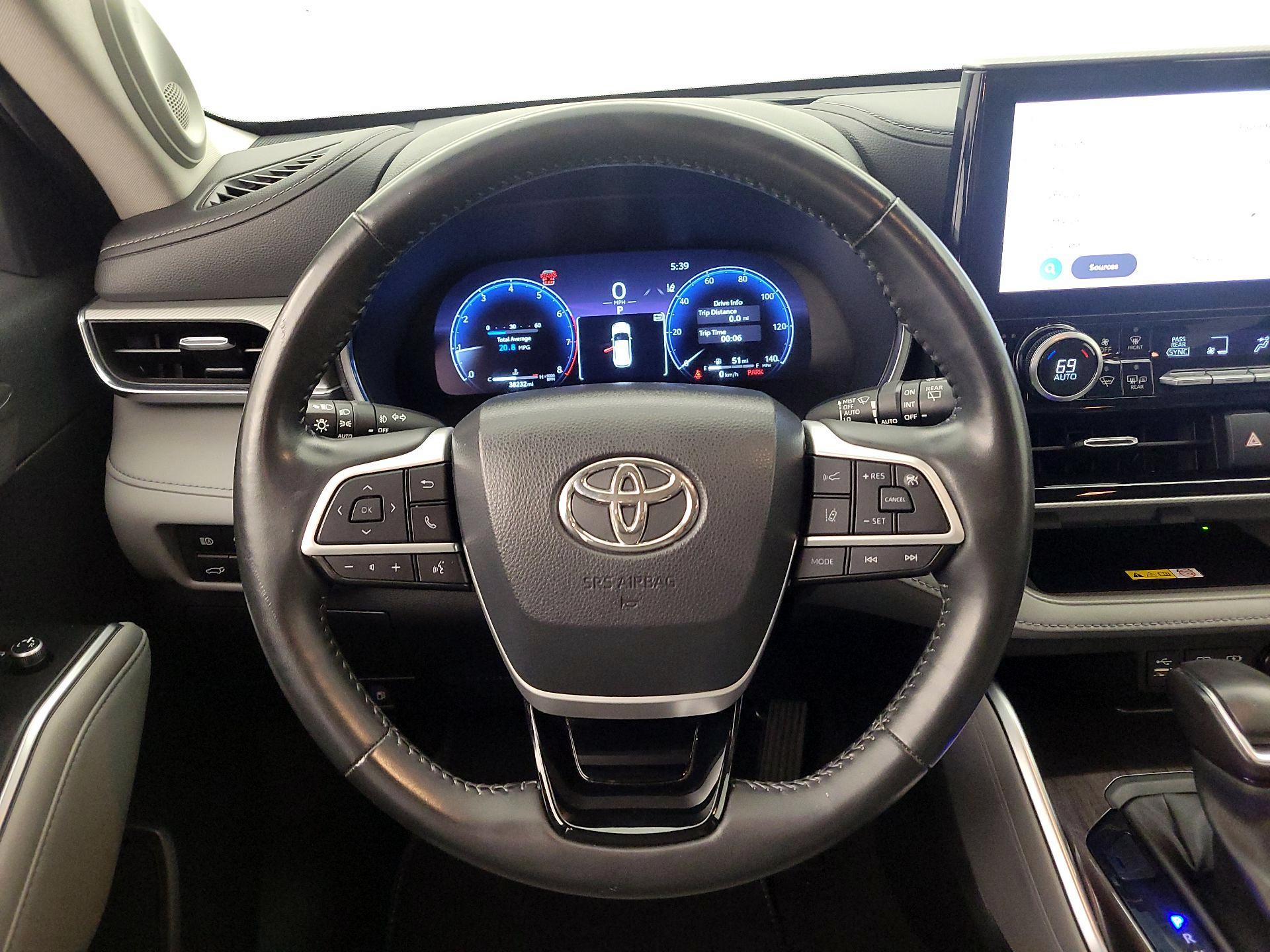 Thumbnail: 2023 Toyota Highlander - 10