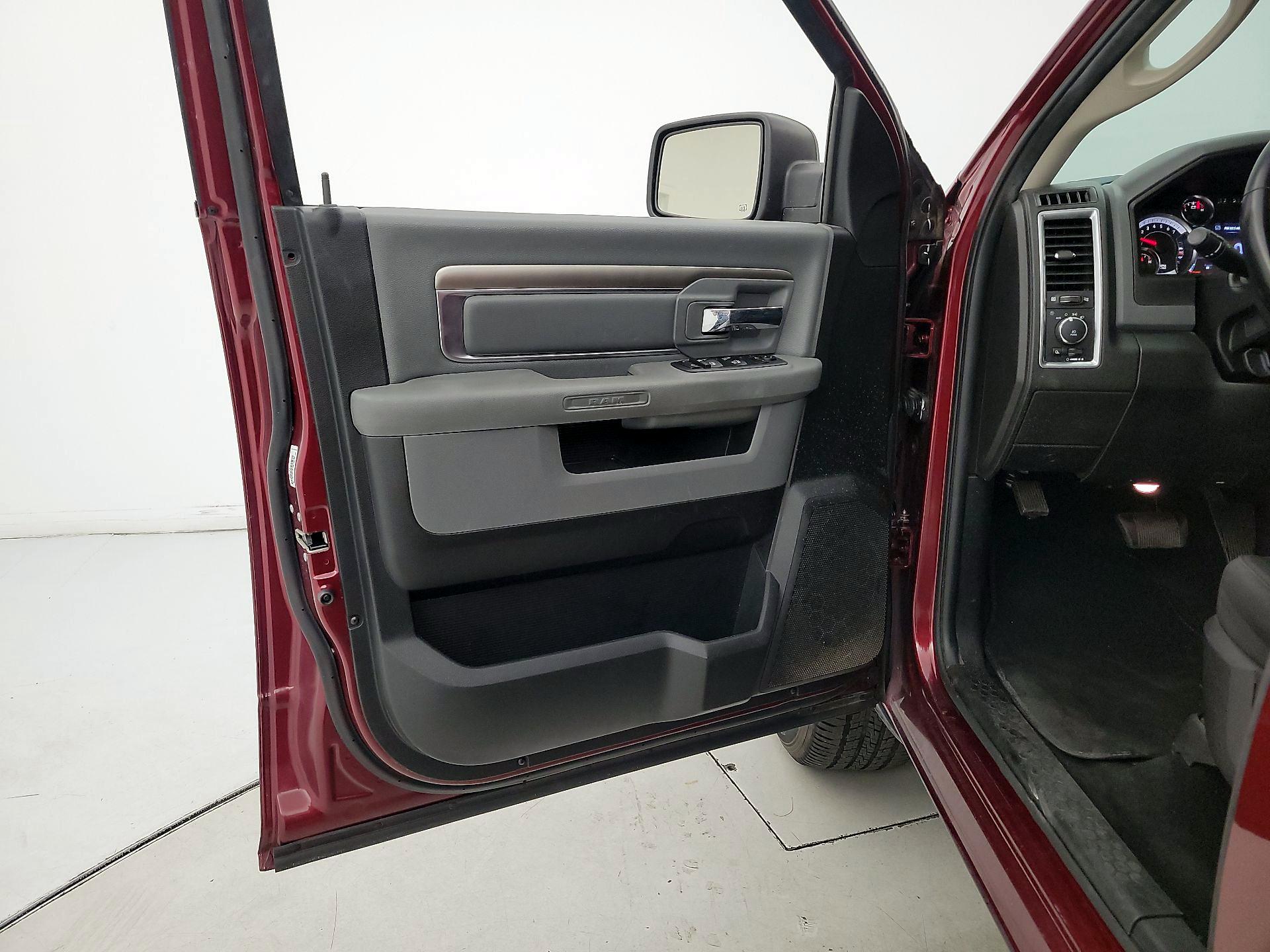 Thumbnail: 2019 RAM 1500 Classic - 12