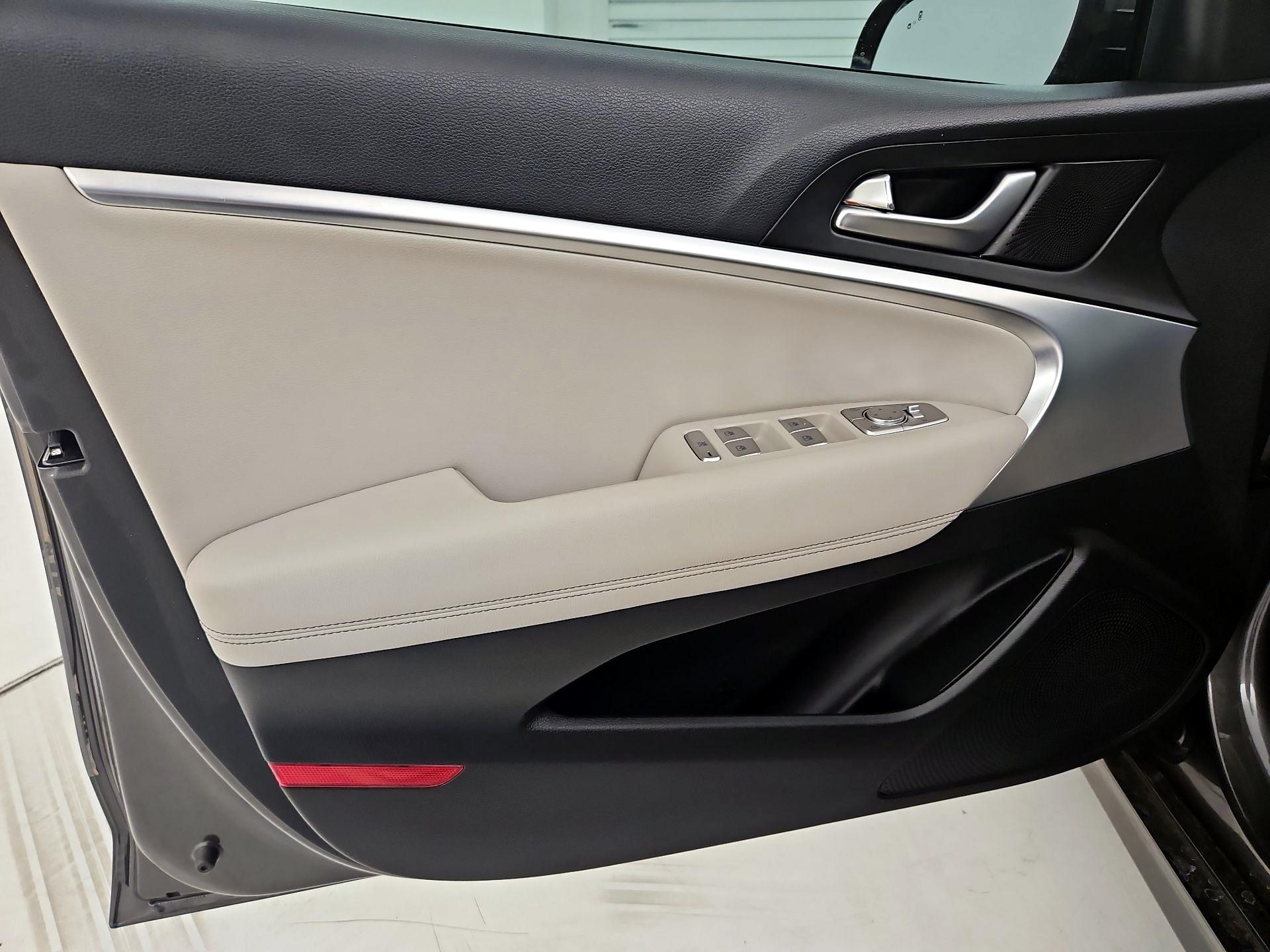 Thumbnail: 2022 Genesis G70 - 12