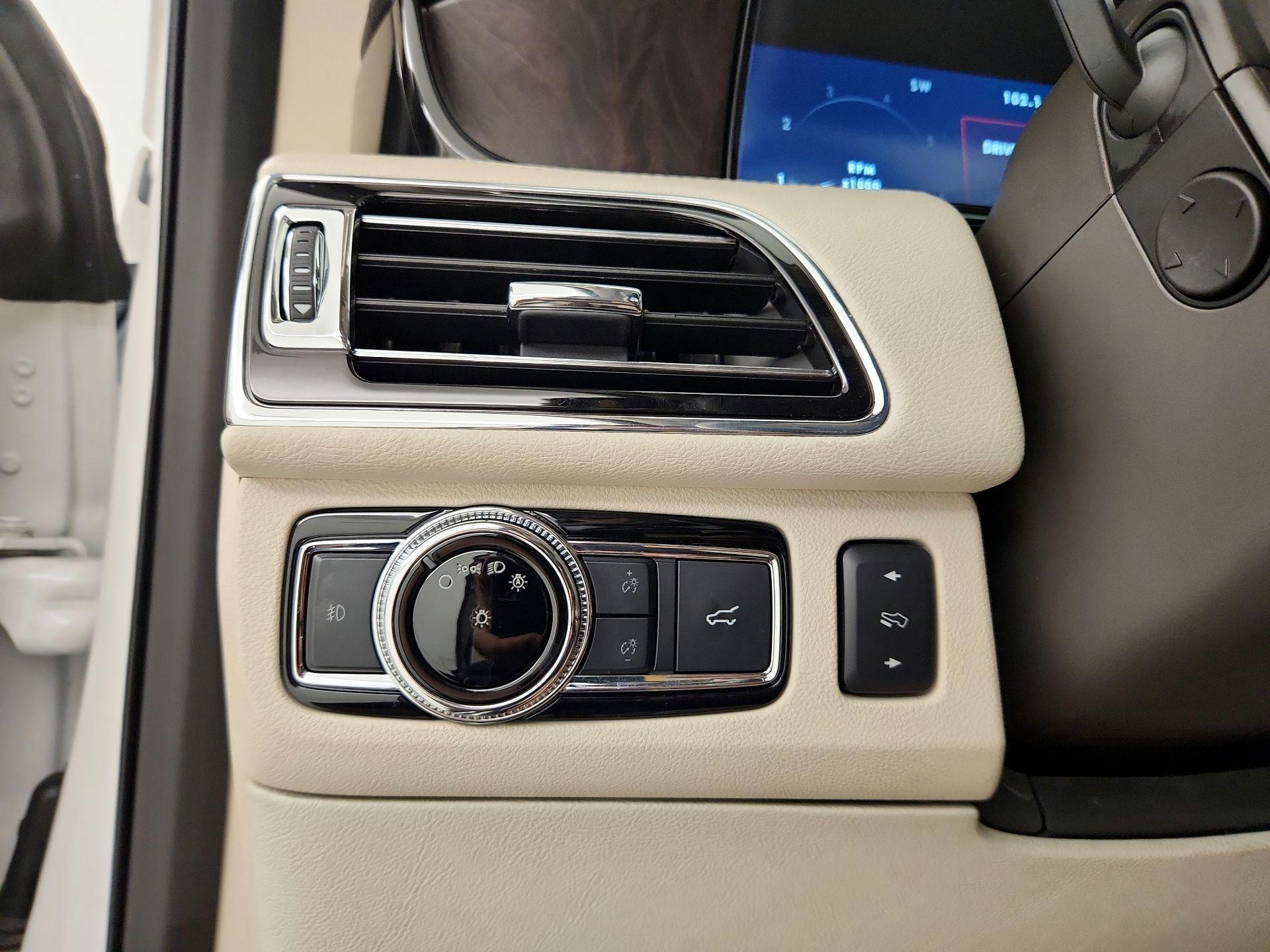 Thumbnail: 2019 Lincoln Navigator - 13