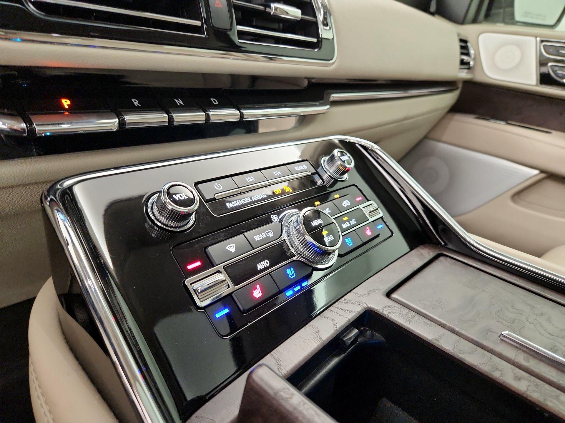 Thumbnail: 2019 Lincoln Navigator - 16