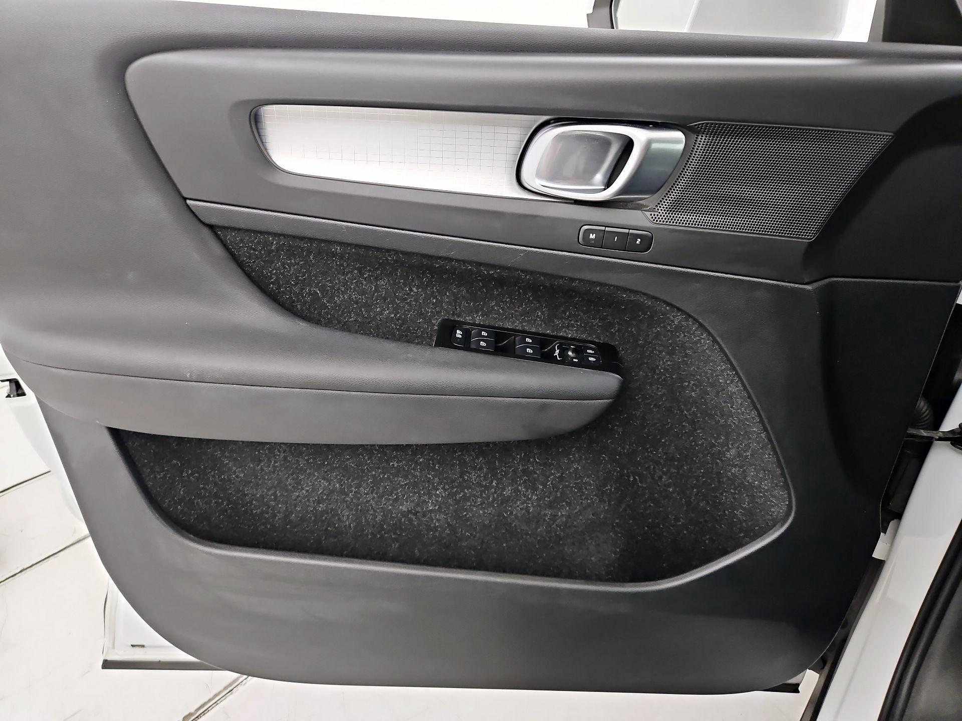 Thumbnail: 2021 Volvo XC40 - 12