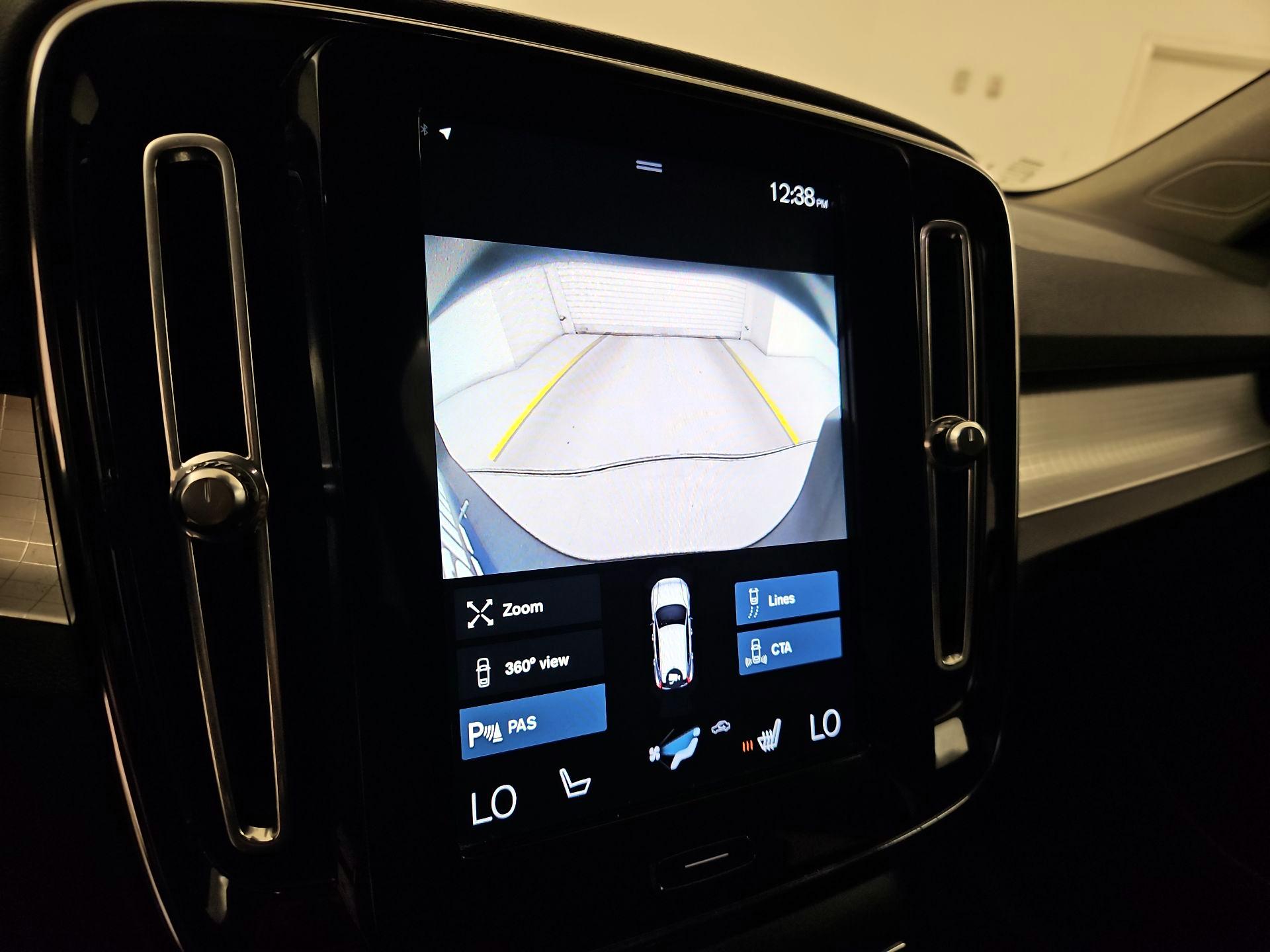 Thumbnail: 2021 Volvo XC40 - 15