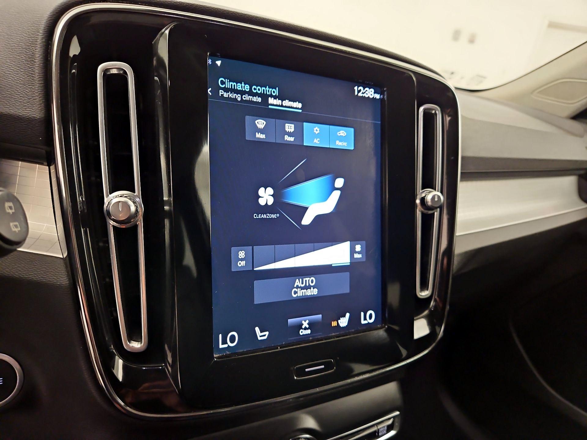 Thumbnail: 2021 Volvo XC40 - 17
