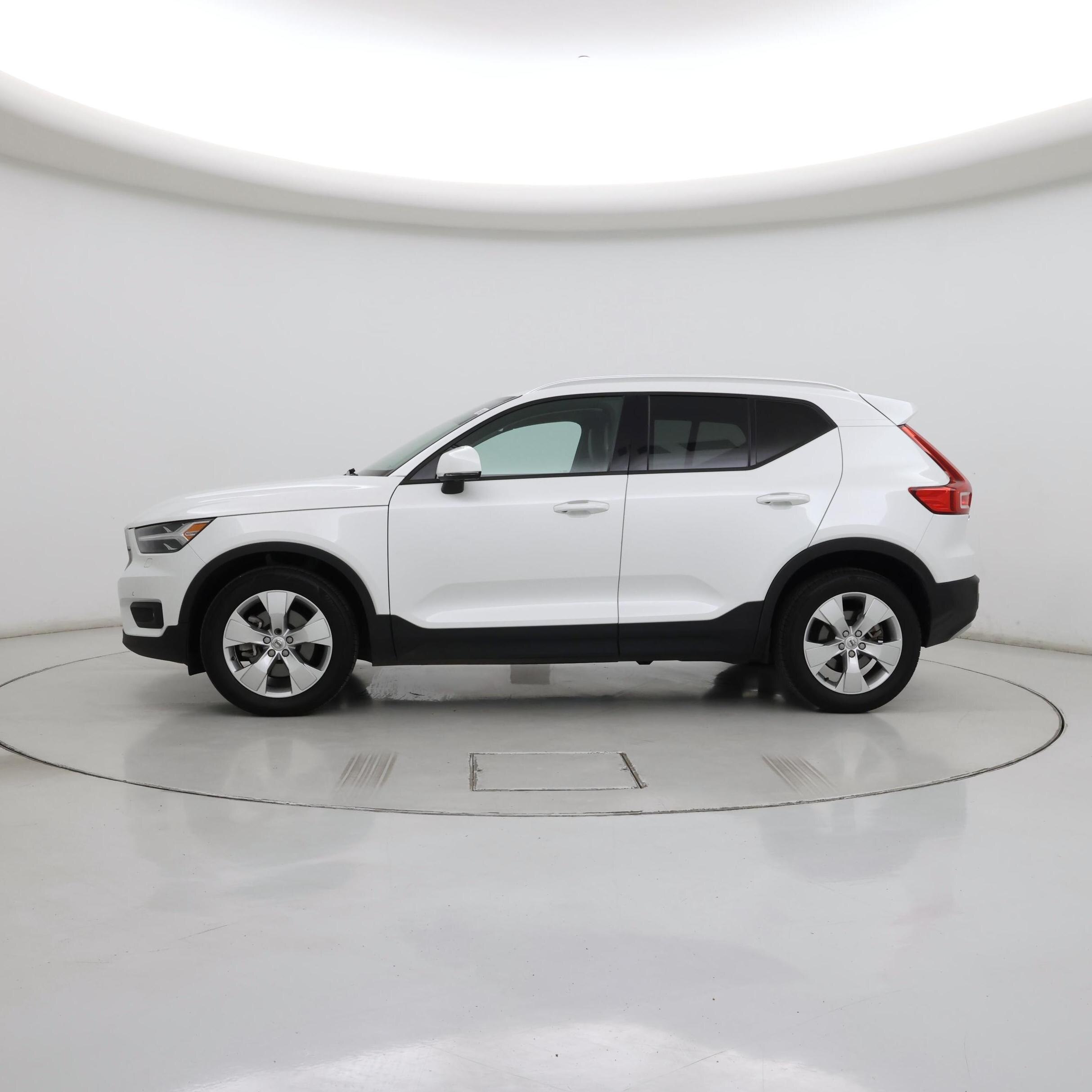 Thumbnail: 2021 Volvo XC40 - 3