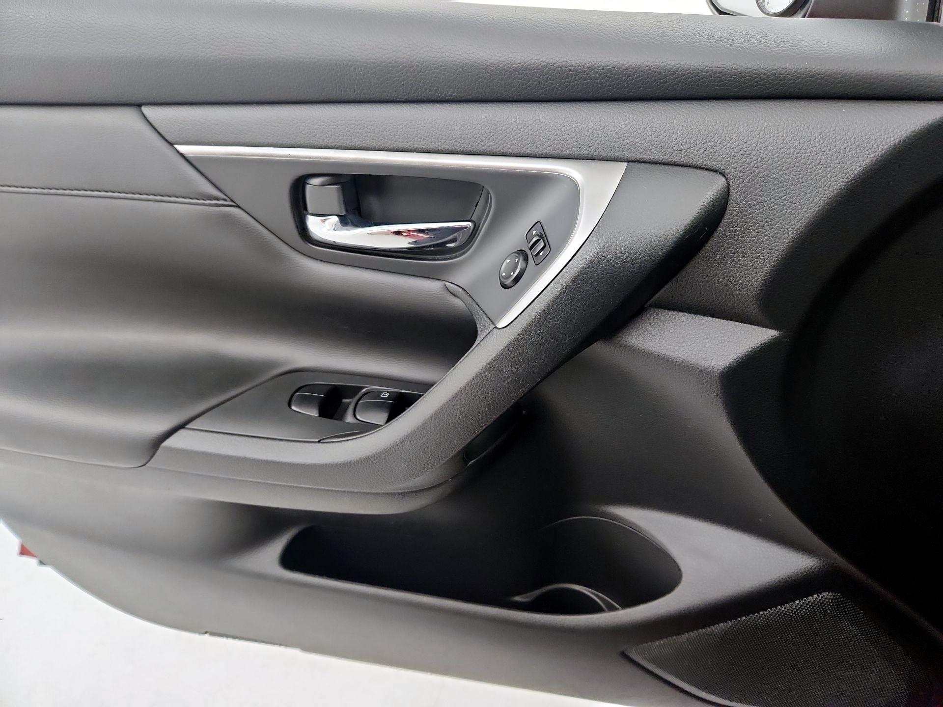 Thumbnail: 2015 Nissan Altima - 12