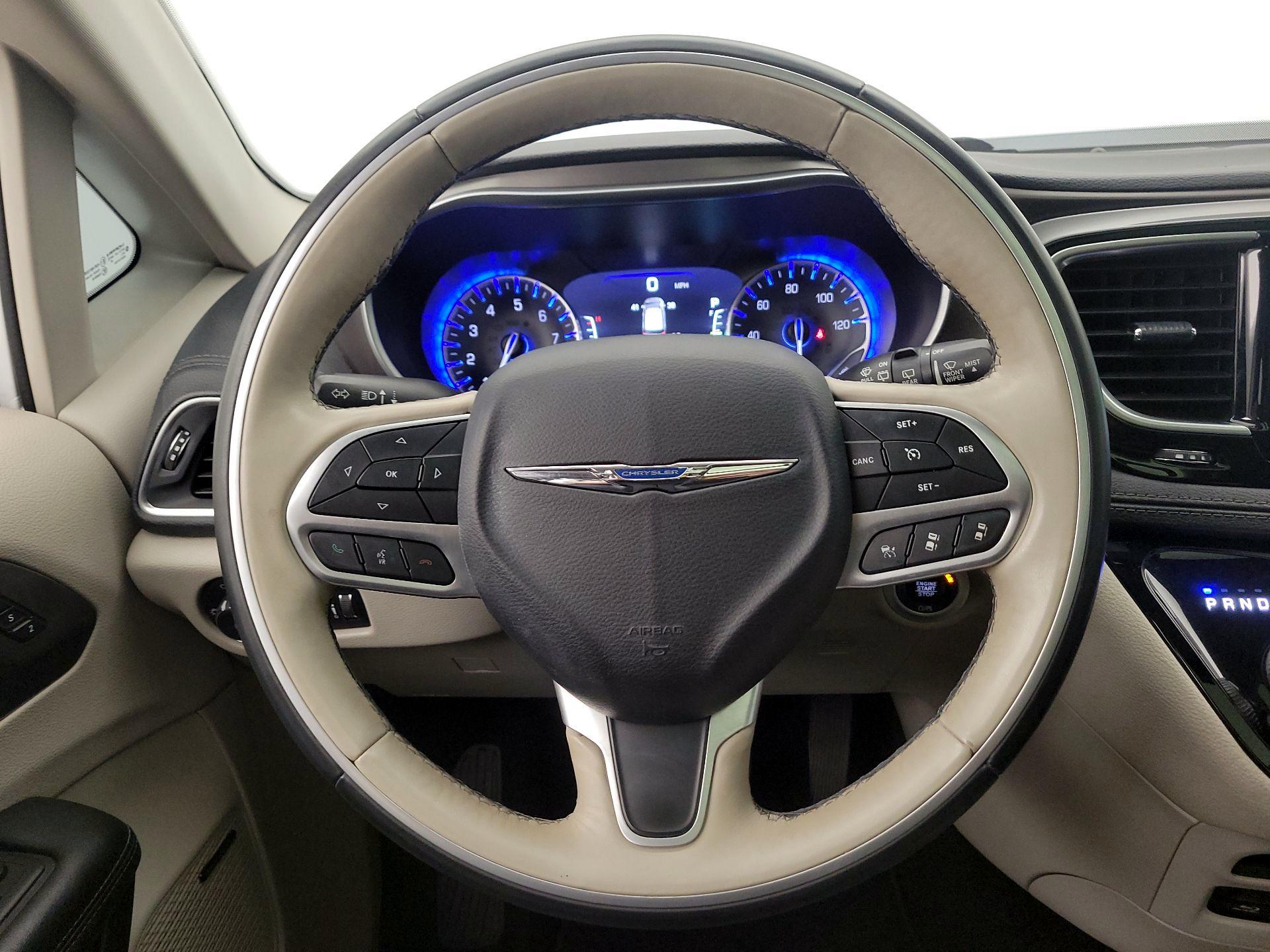 Thumbnail: 2018 Chrysler Pacifica - 10