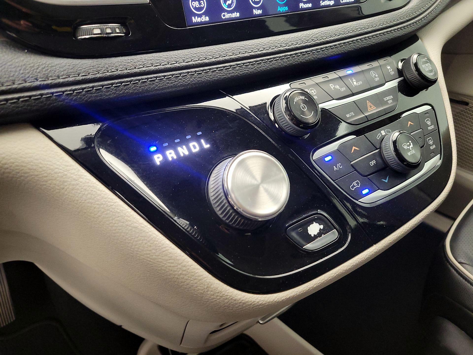 Thumbnail: 2018 Chrysler Pacifica - 18