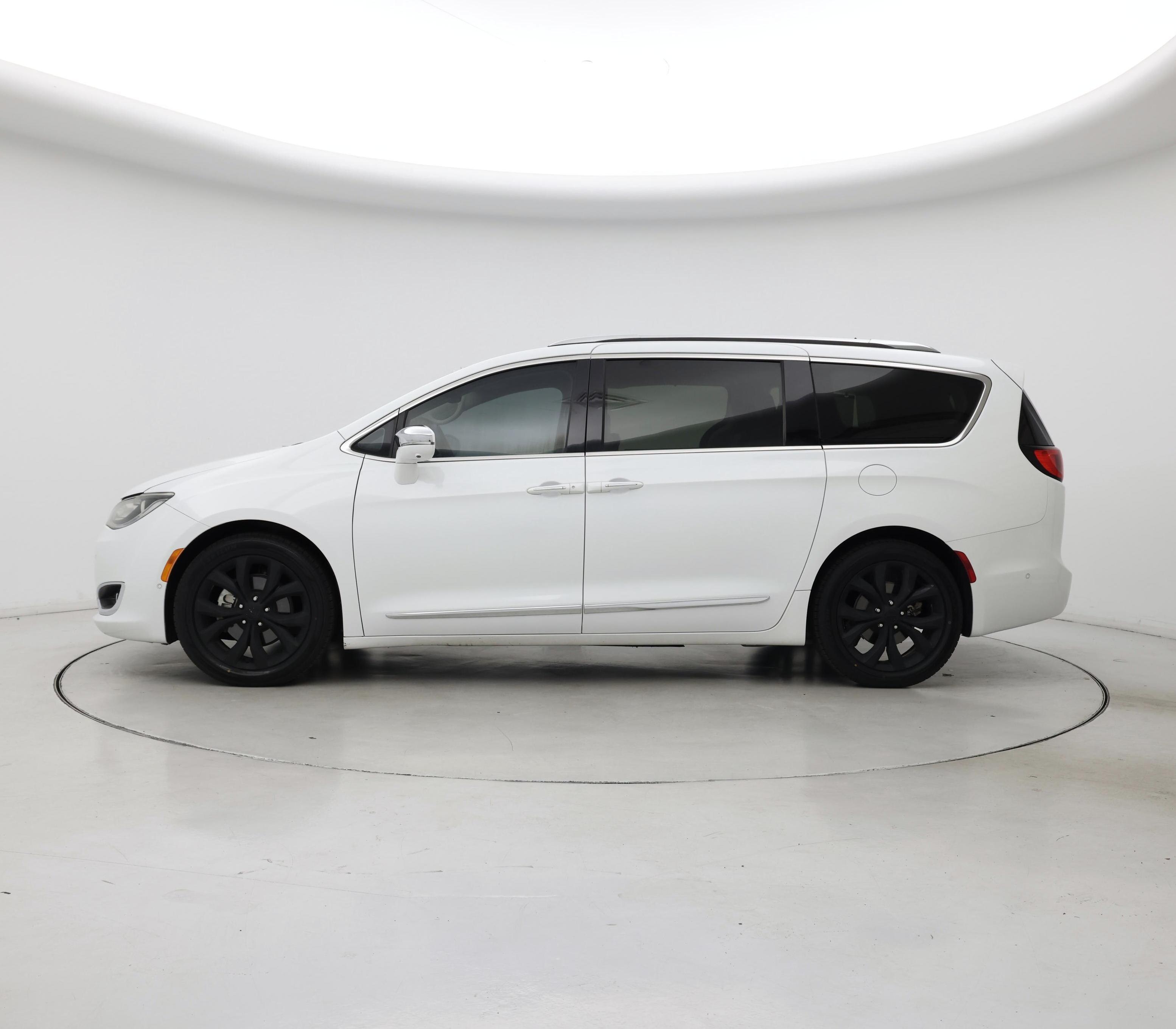 Thumbnail: 2018 Chrysler Pacifica - 3