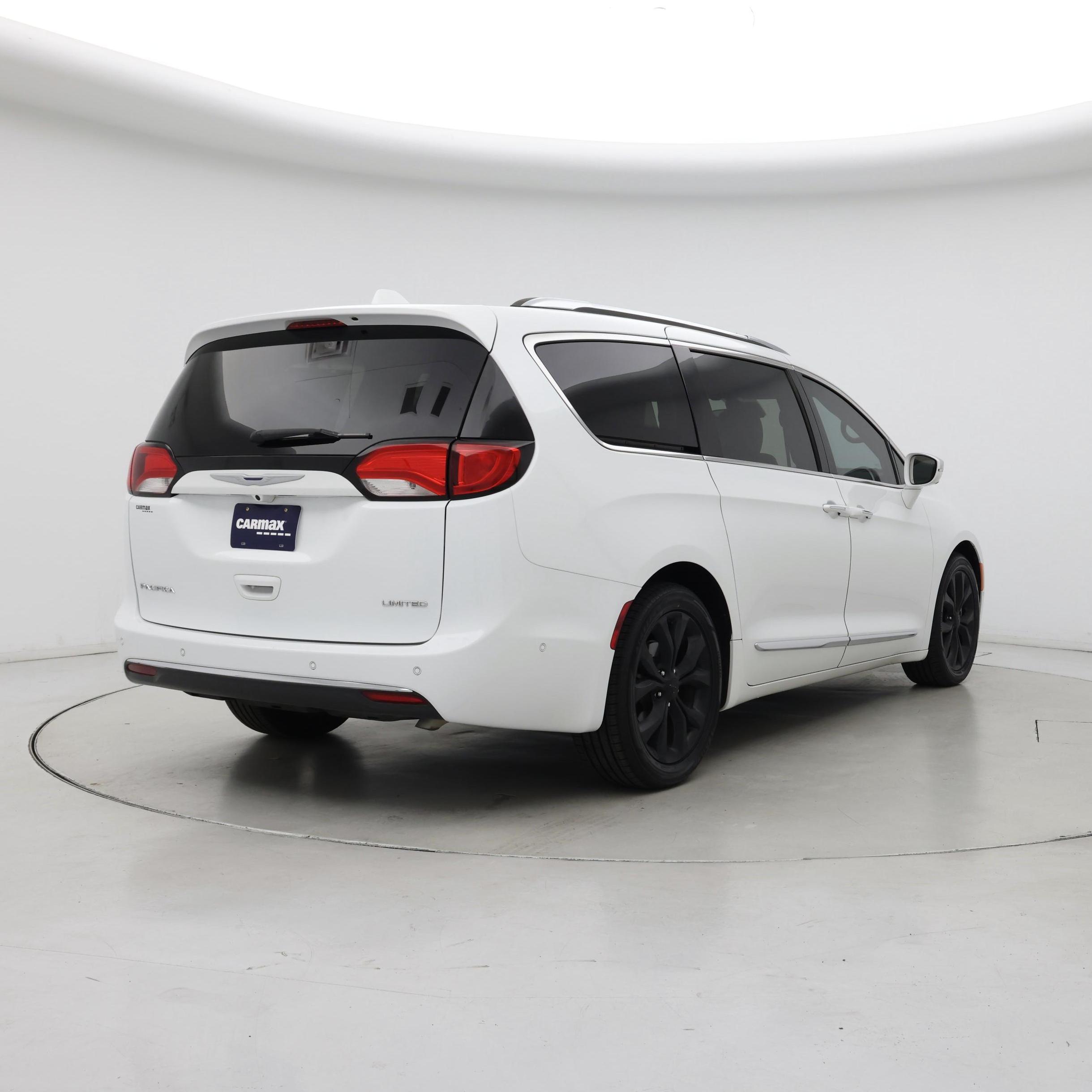 Thumbnail: 2018 Chrysler Pacifica - 8