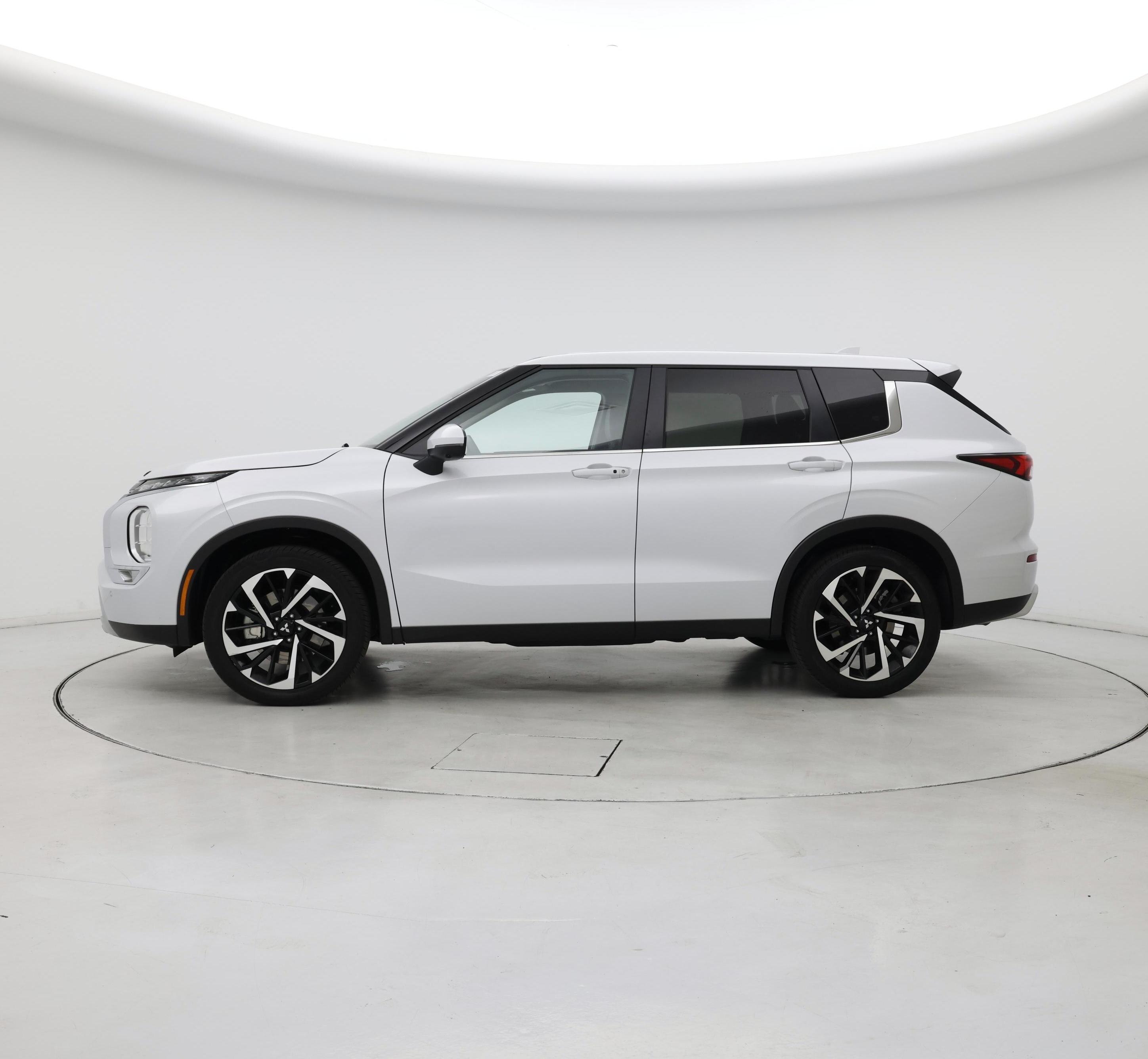 Thumbnail: 2024 Mitsubishi Outlander - 3