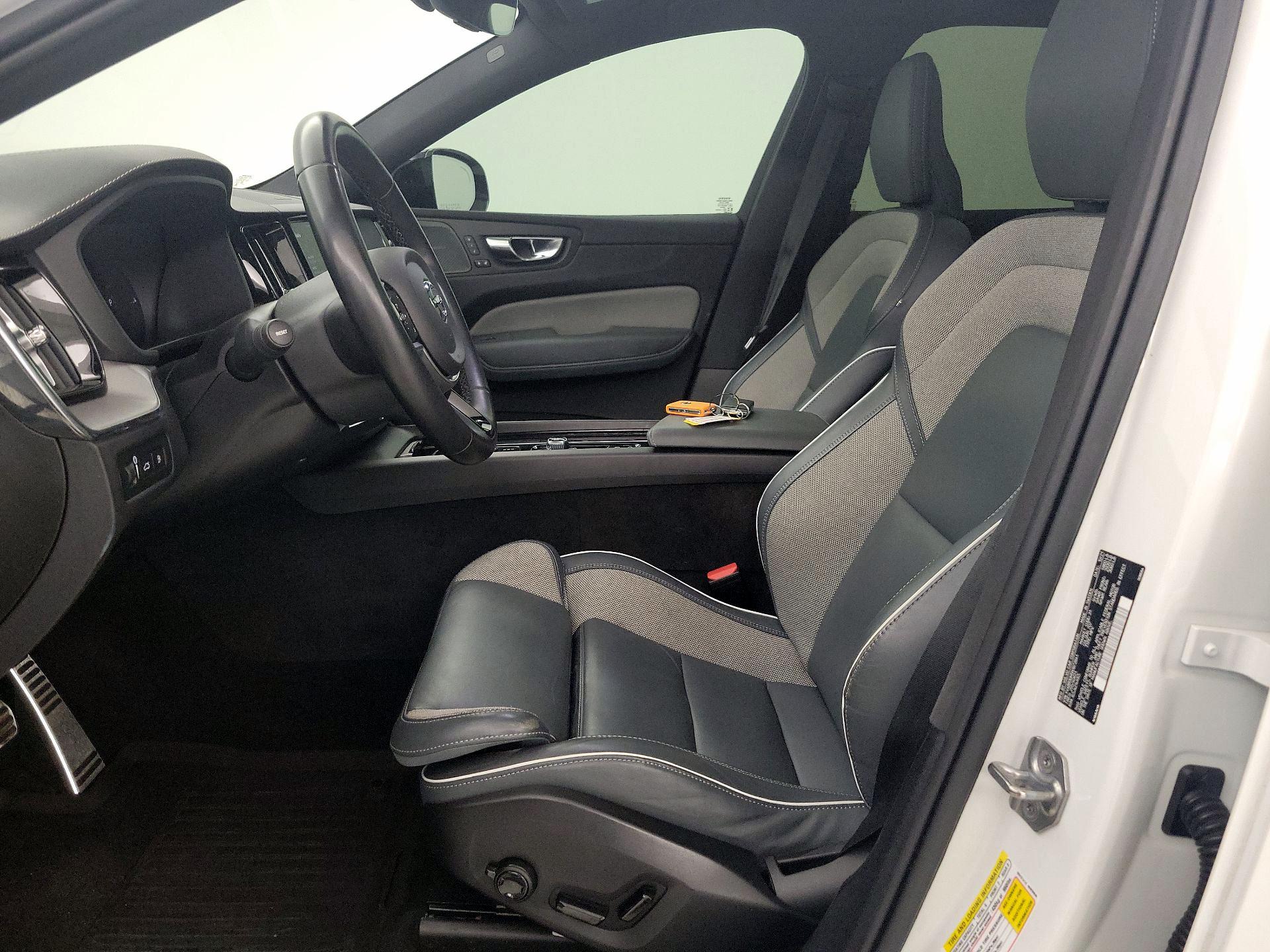 Thumbnail: 2022 Volvo XC60 - 11