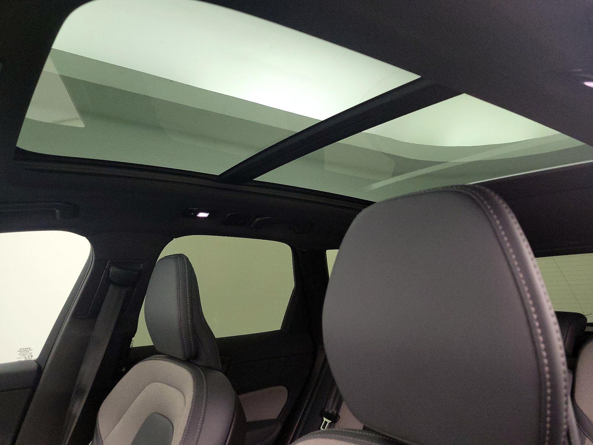 Thumbnail: 2022 Volvo XC60 - 18