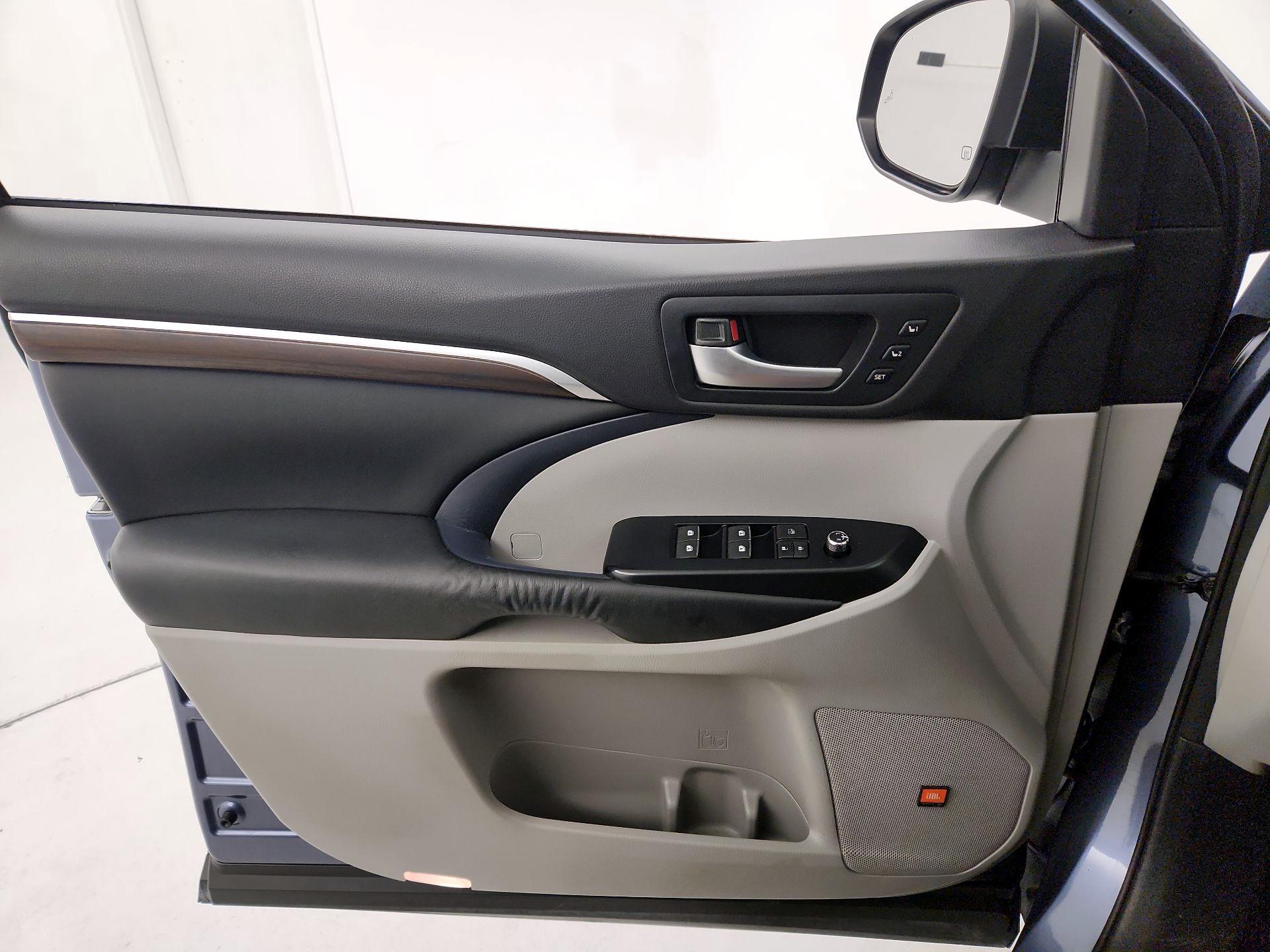 Thumbnail: 2014 Toyota Highlander - 12