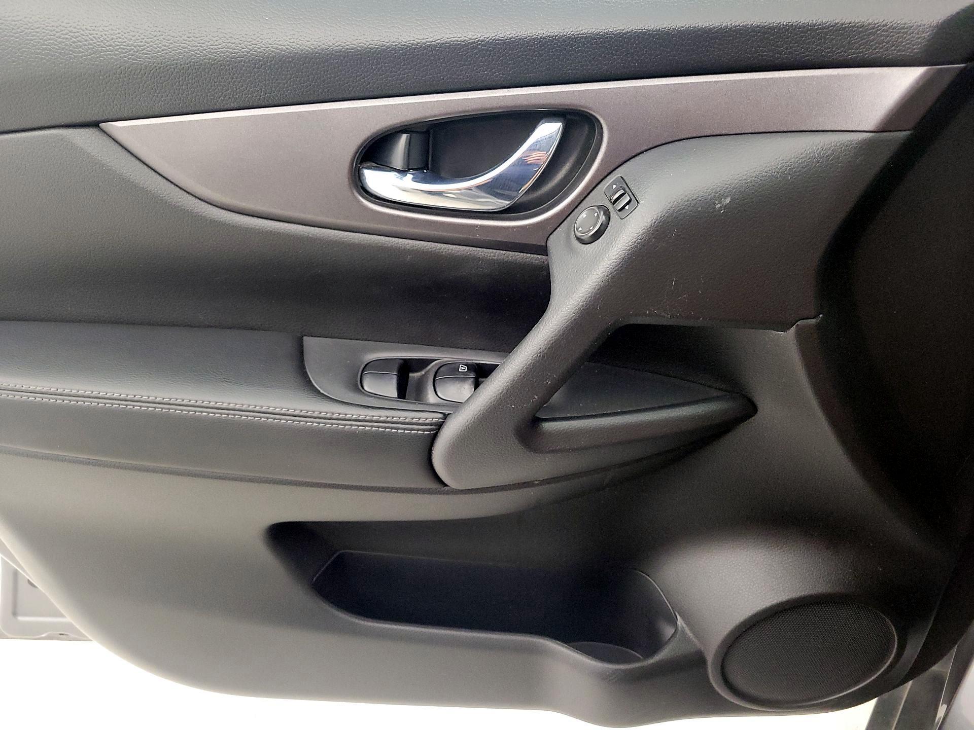 Thumbnail: 2016 Nissan Rogue - 12