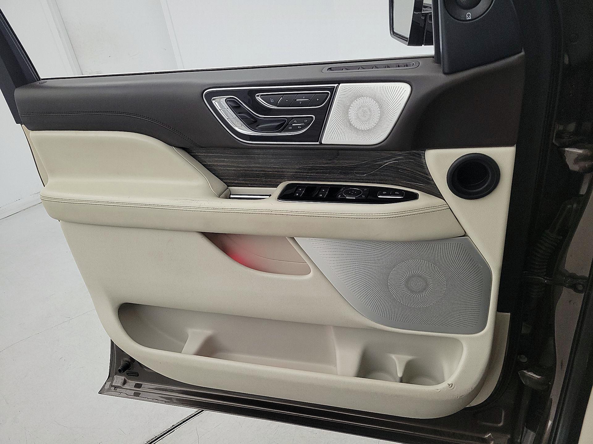 Thumbnail: 2020 Lincoln Navigator - 12