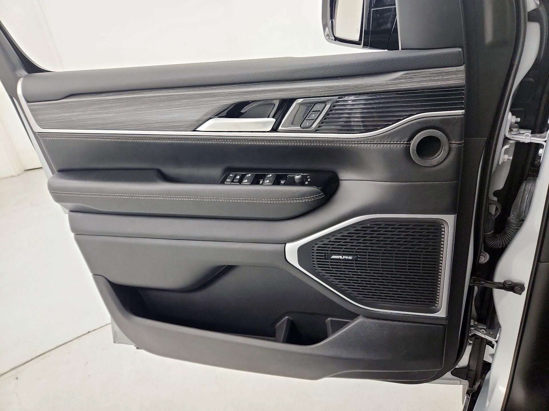 Thumbnail: 2023 Jeep Wagoneer - 12