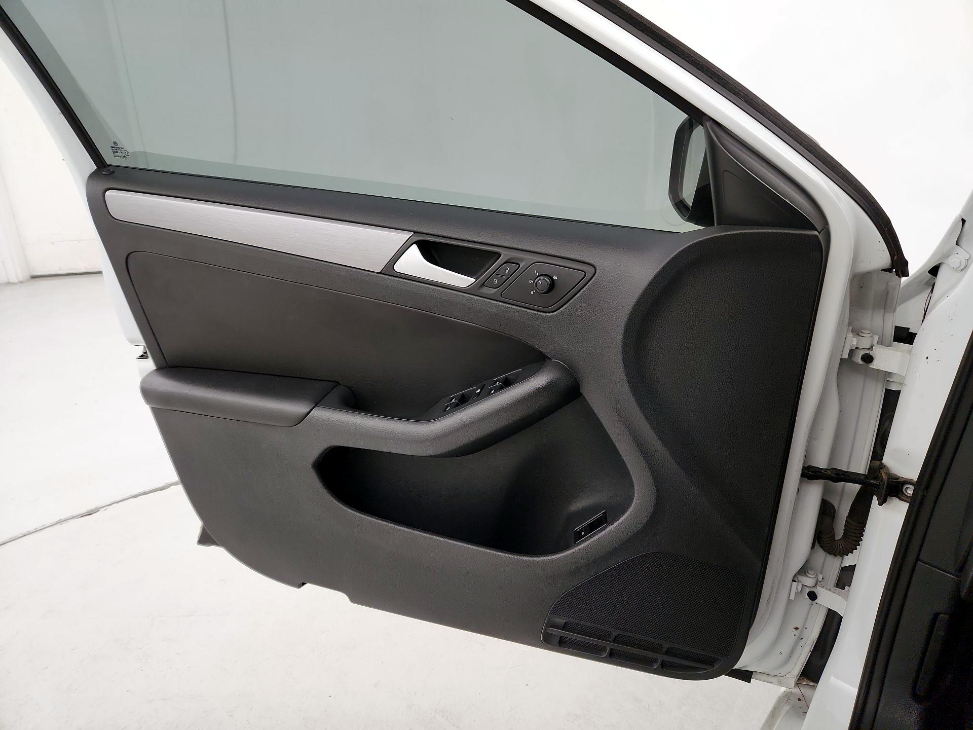 Thumbnail: 2016 Volkswagen Jetta - 12