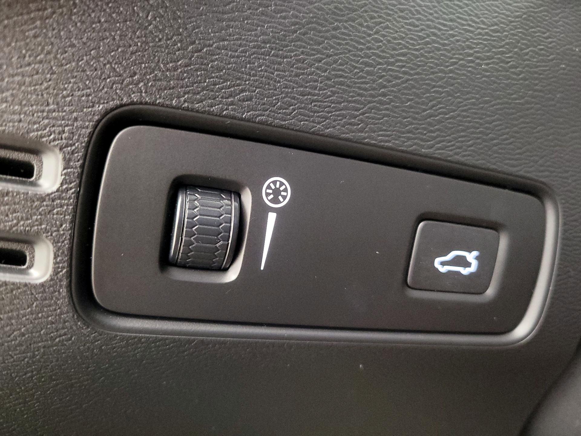 Thumbnail: 2021 Volvo XC40 - 13