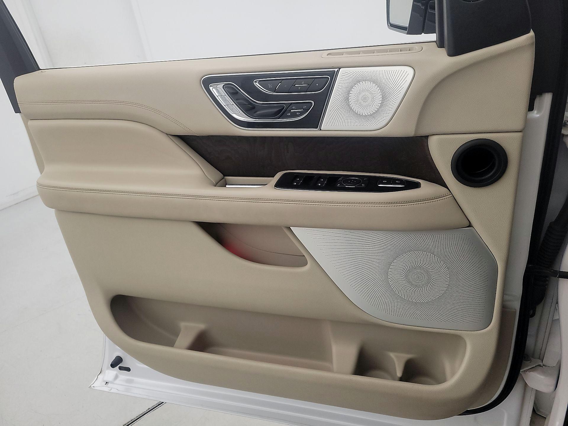 Thumbnail: 2019 Lincoln Navigator L - 12