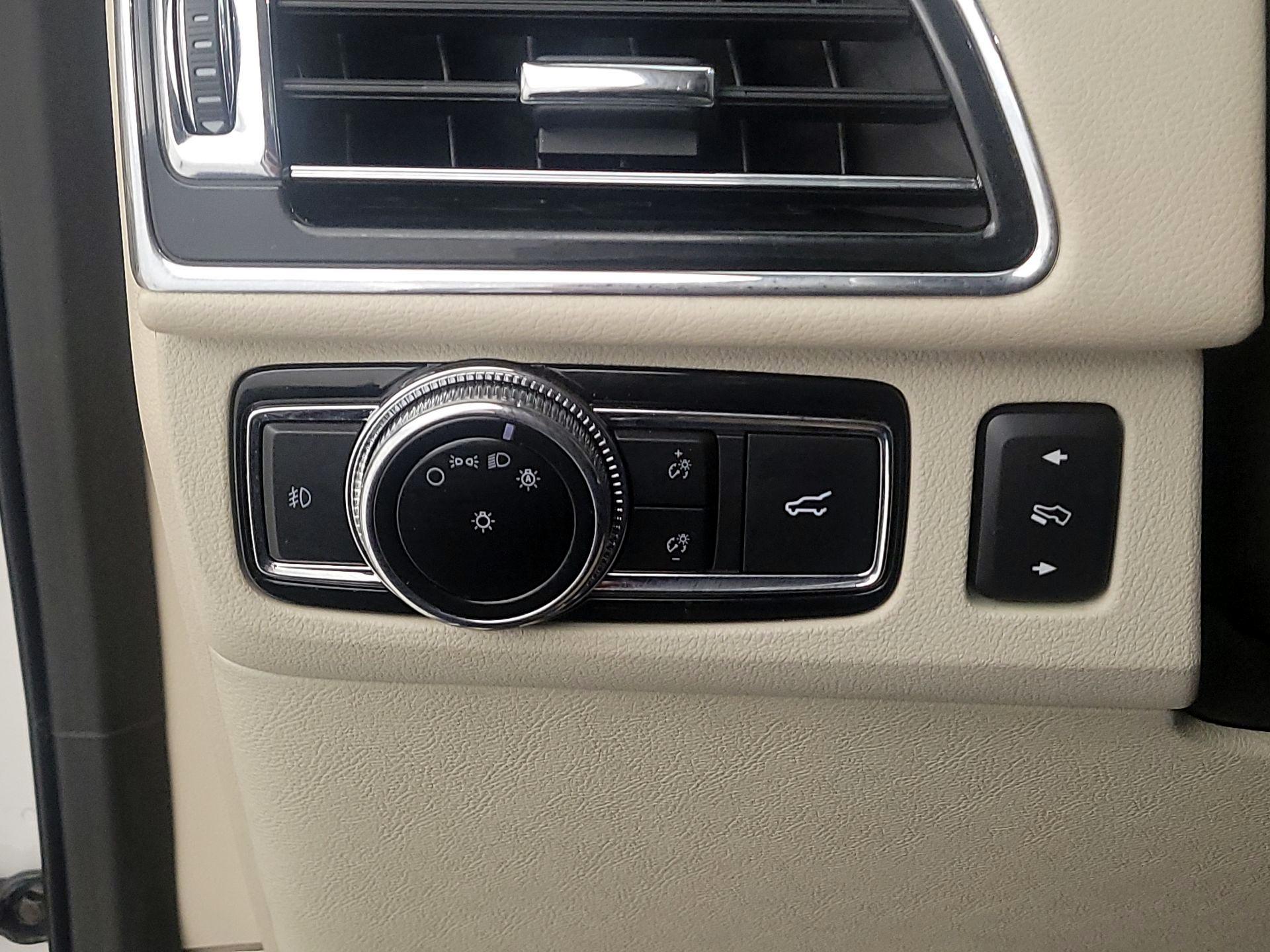 Thumbnail: 2019 Lincoln Navigator L - 13
