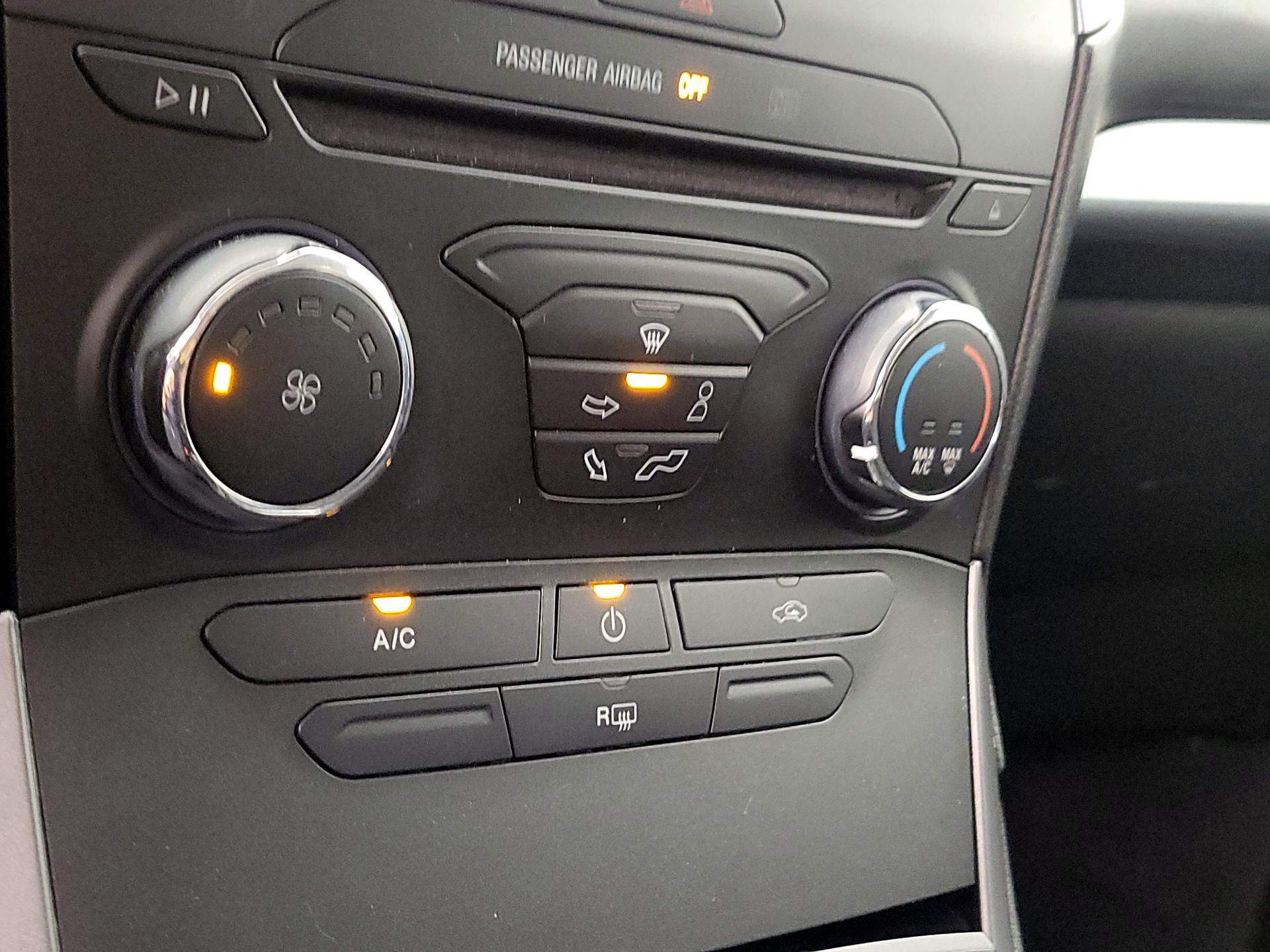 Thumbnail: 2016 Ford Edge - 16