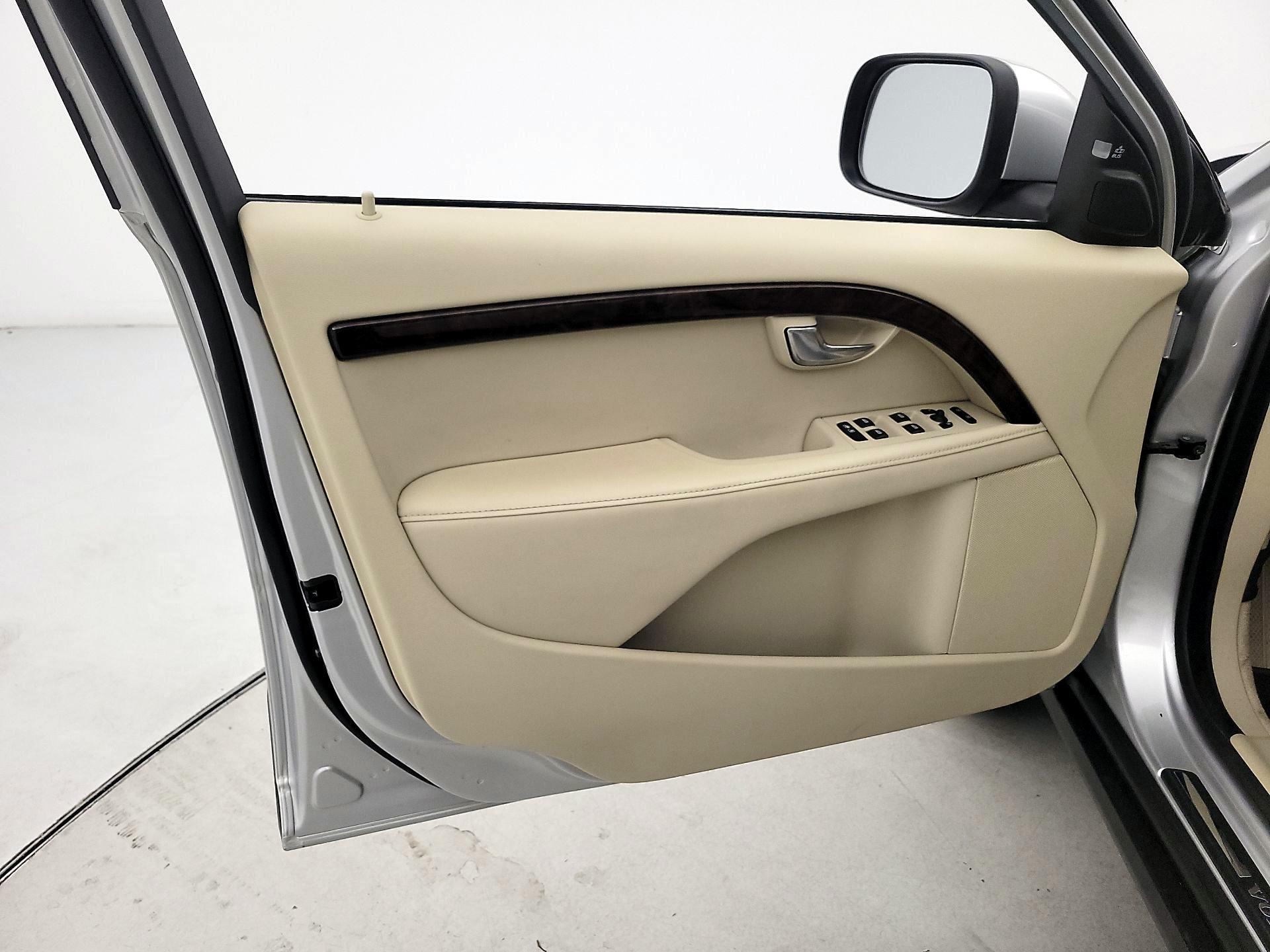Thumbnail: 2016 Volvo XC70 - 12