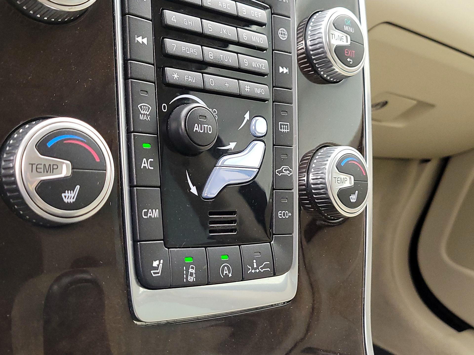 Thumbnail: 2016 Volvo XC70 - 16