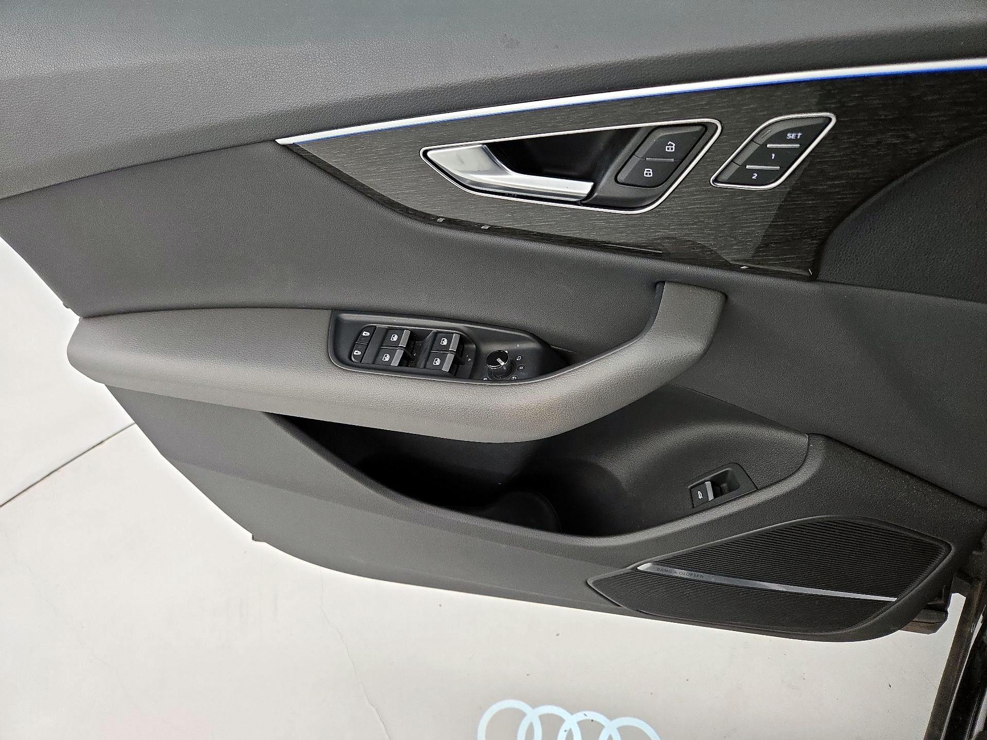 Thumbnail: 2020 Audi Q8 - 12