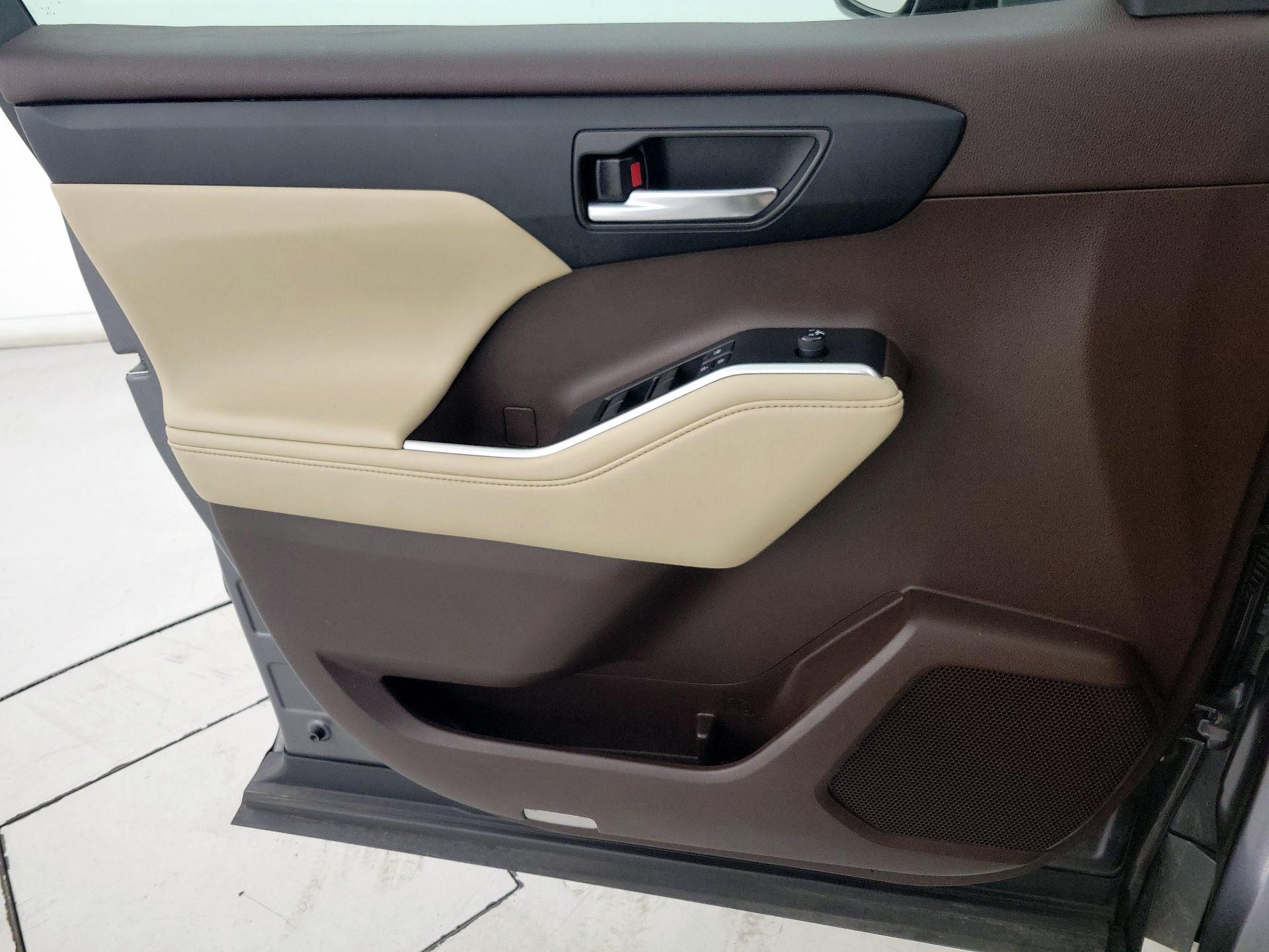 Thumbnail: 2022 Toyota Highlander - 12