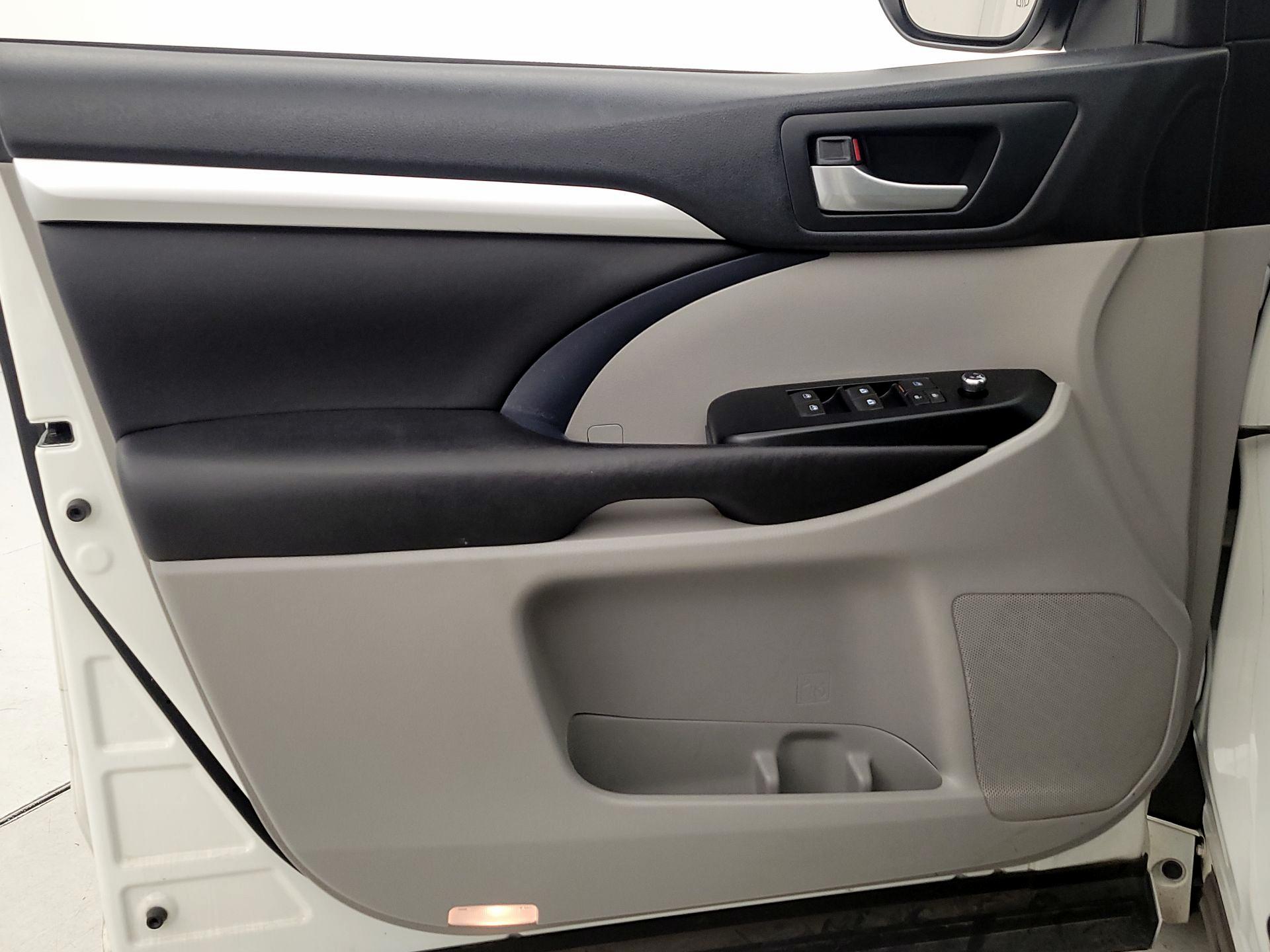 Thumbnail: 2016 Toyota Highlander - 12