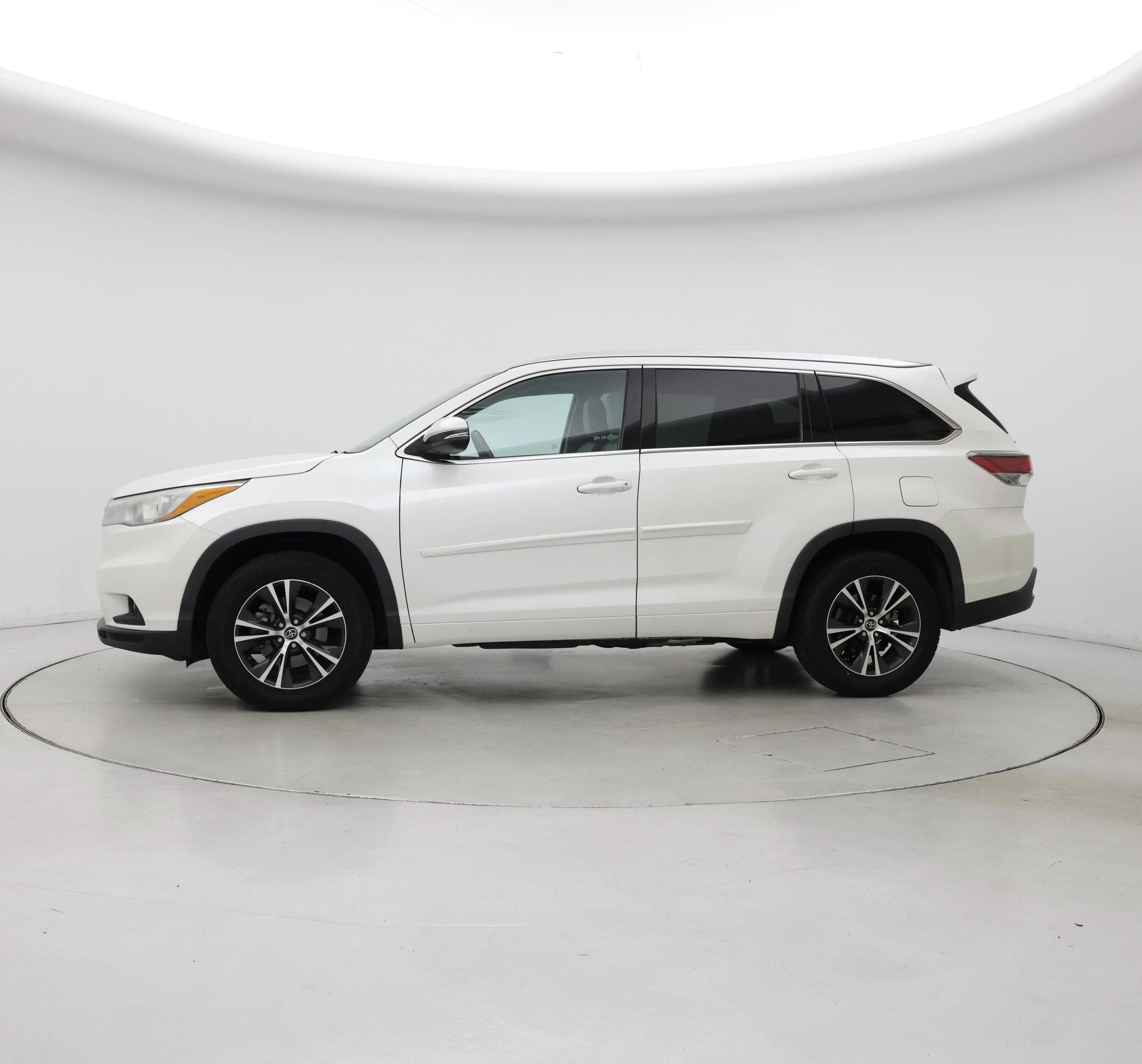 Thumbnail: 2016 Toyota Highlander - 3