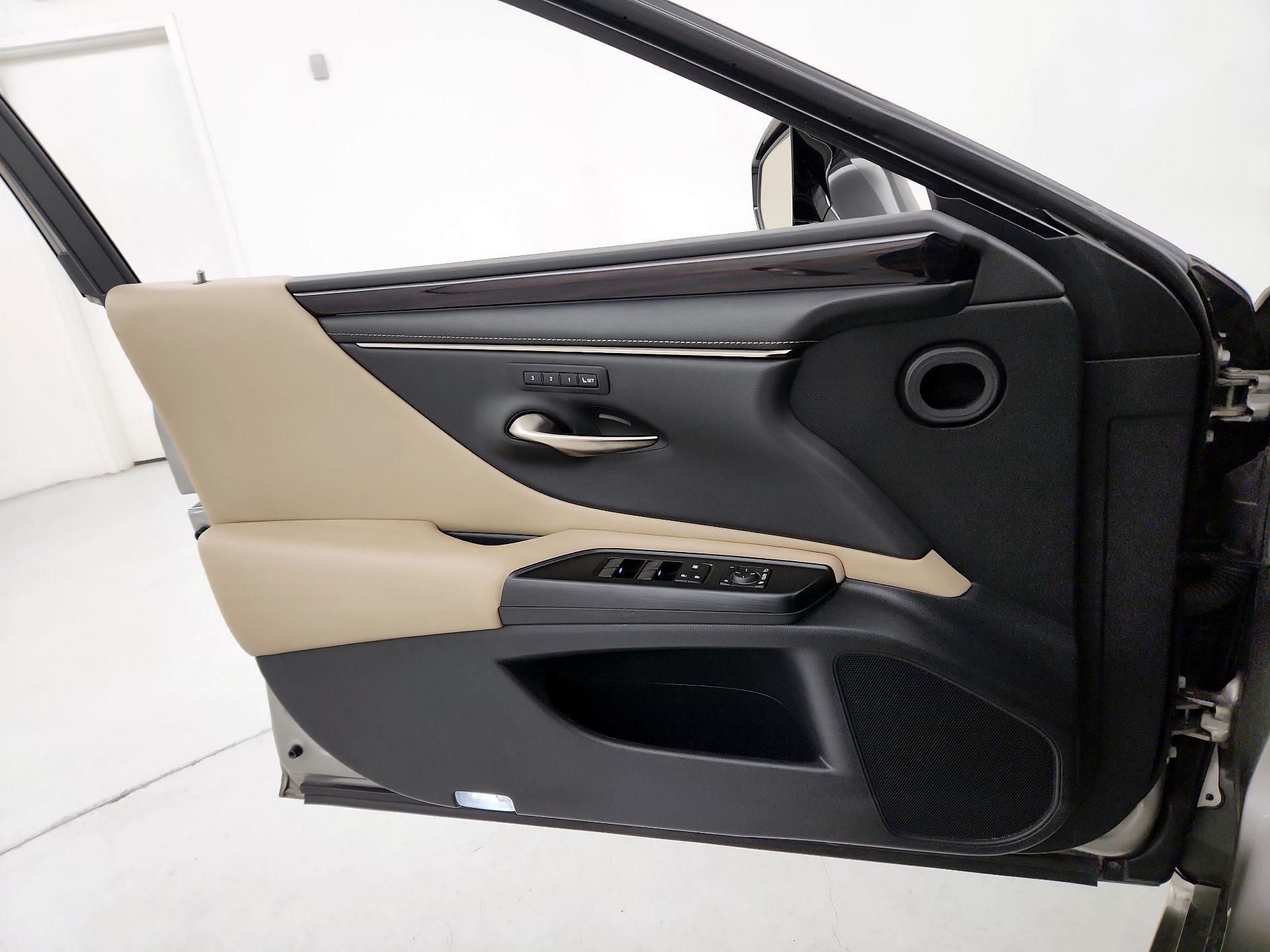 Thumbnail: 2020 Lexus ES - 12