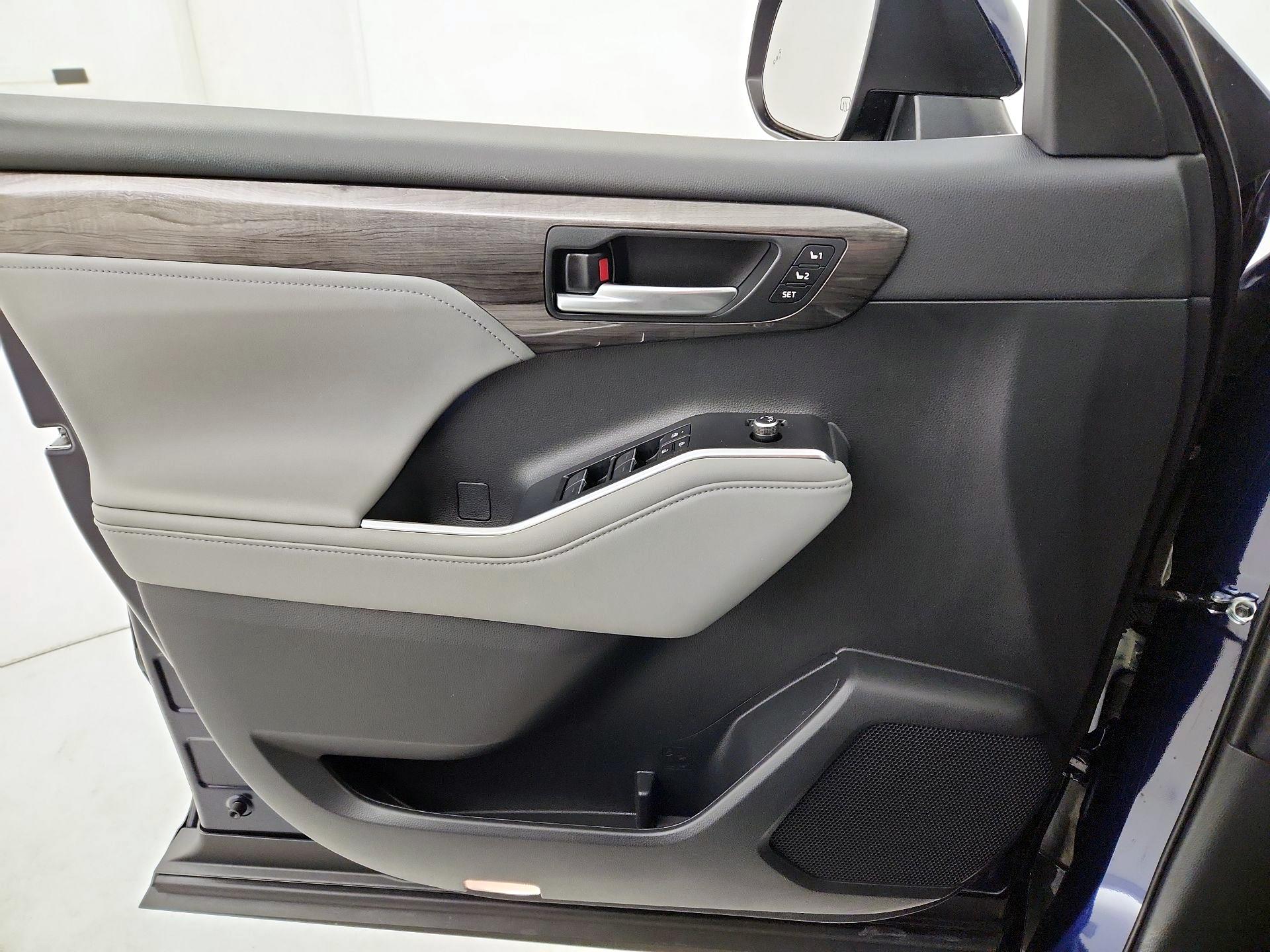 Thumbnail: 2023 Toyota Highlander - 12