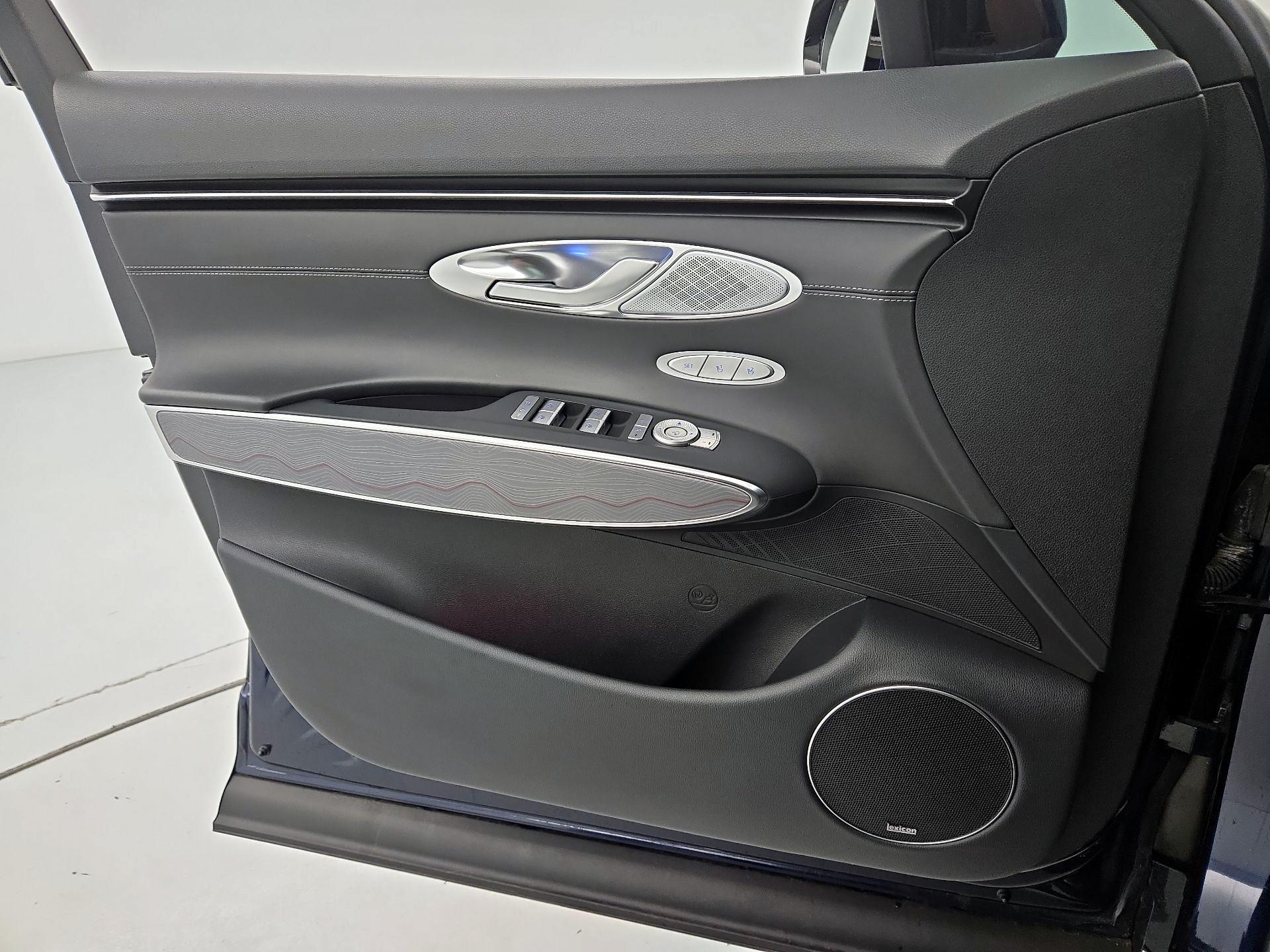 Thumbnail: 2022 Genesis GV70 - 12