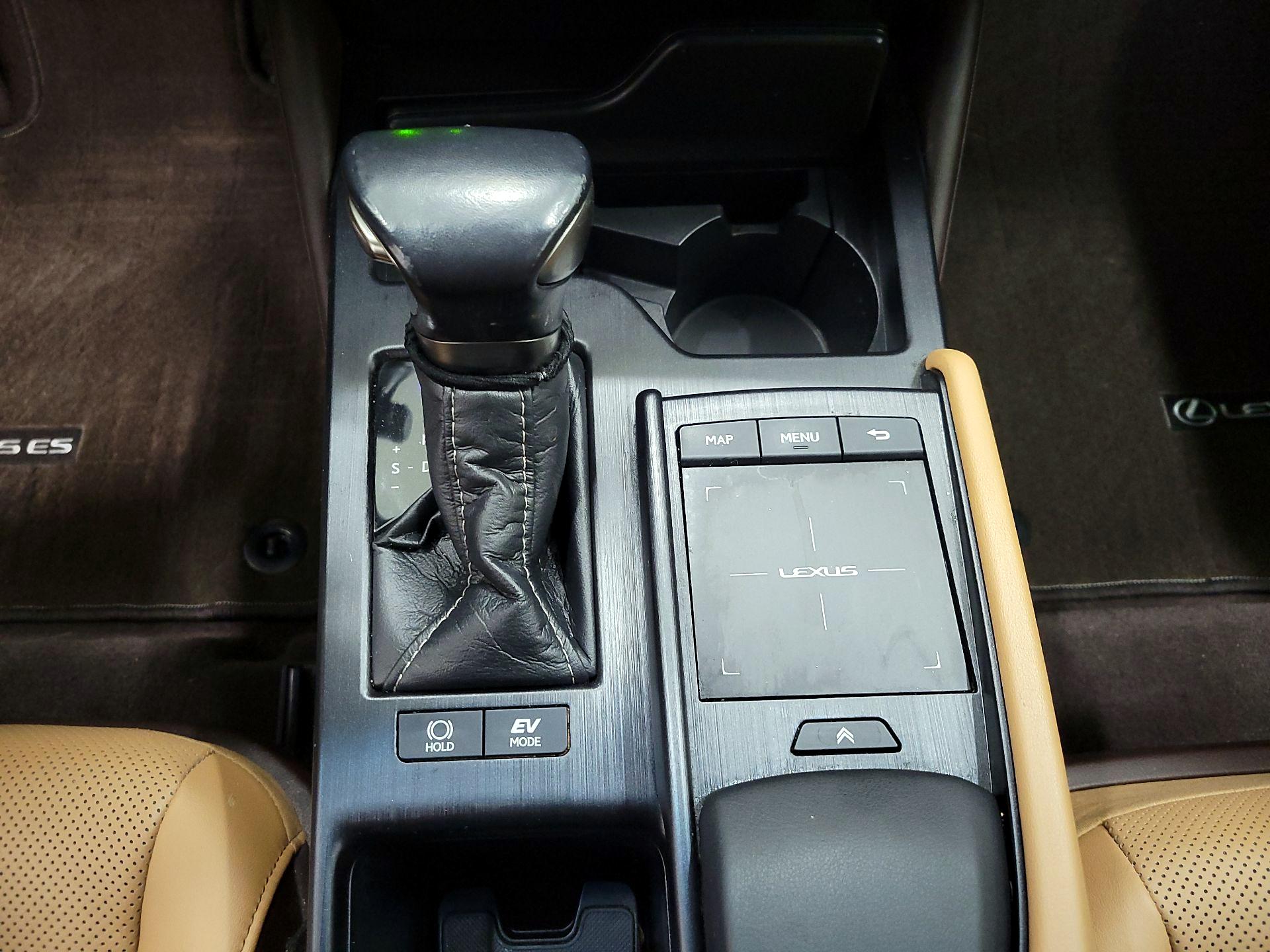 Thumbnail: 2021 Lexus ES - 16