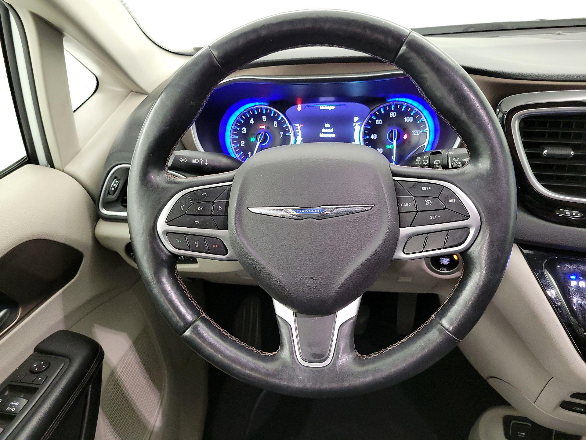 Thumbnail: 2018 Chrysler Pacifica - 10