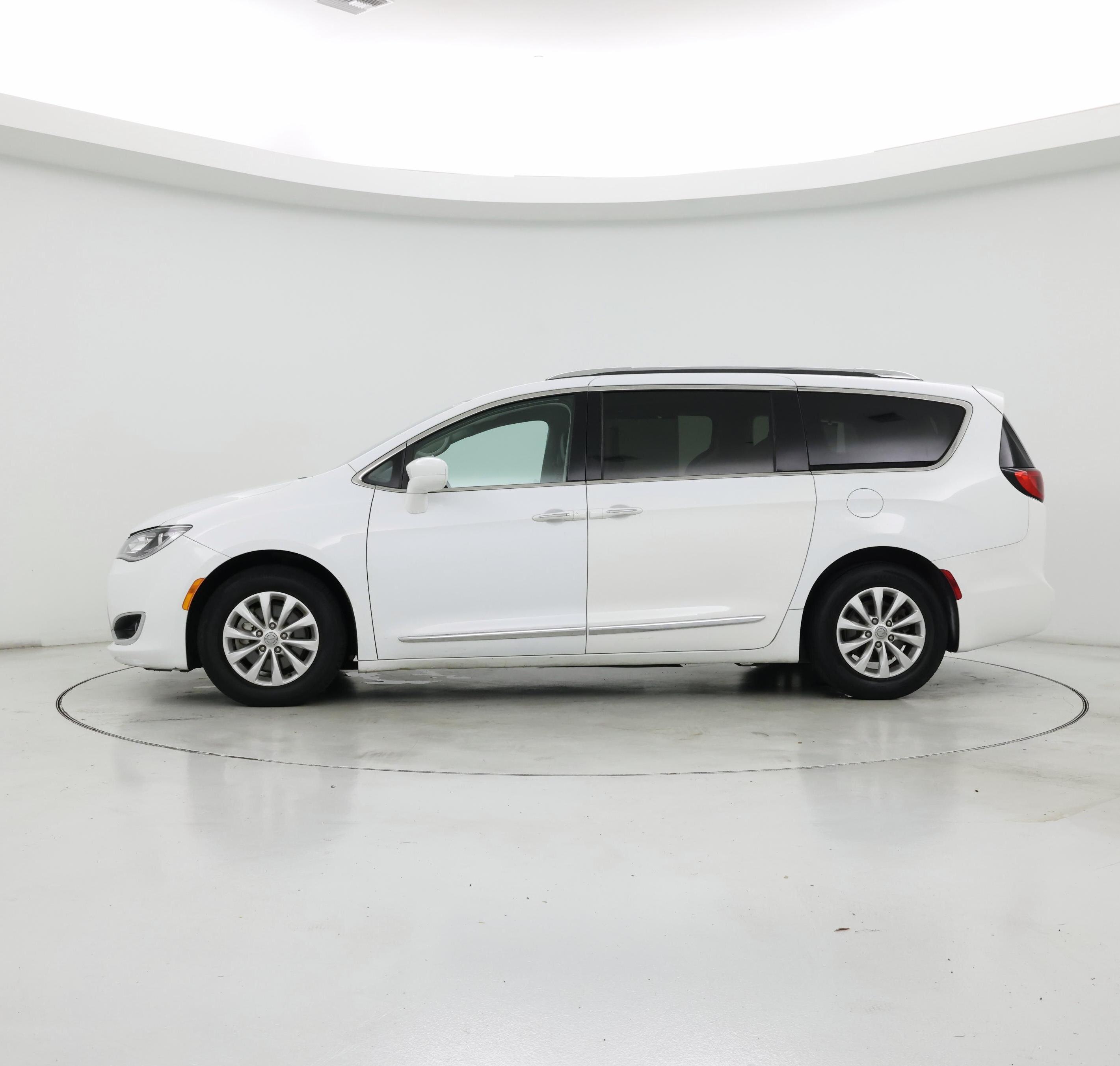 Thumbnail: 2018 Chrysler Pacifica - 3